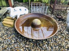 A VINTAGE CIRCULAR CAST IRON FEEDING TROUGH DIAMETER 80CM PLUS PIG GARDEN ORNAMENT.