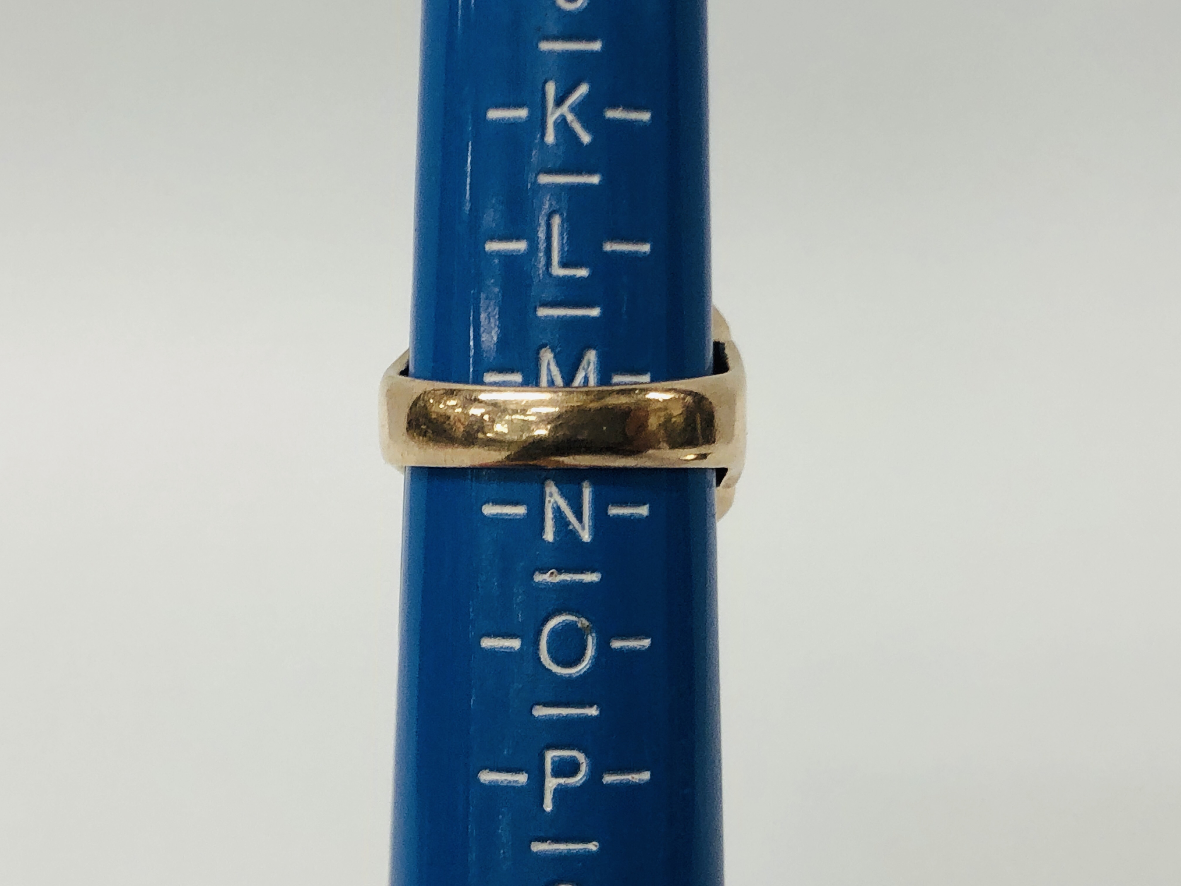 A YELLOW METAL RING & BLOODSTONE SIGNET RING INSCRIBED WITH HEBREW TEXT - SIZE M / N - Image 6 of 6
