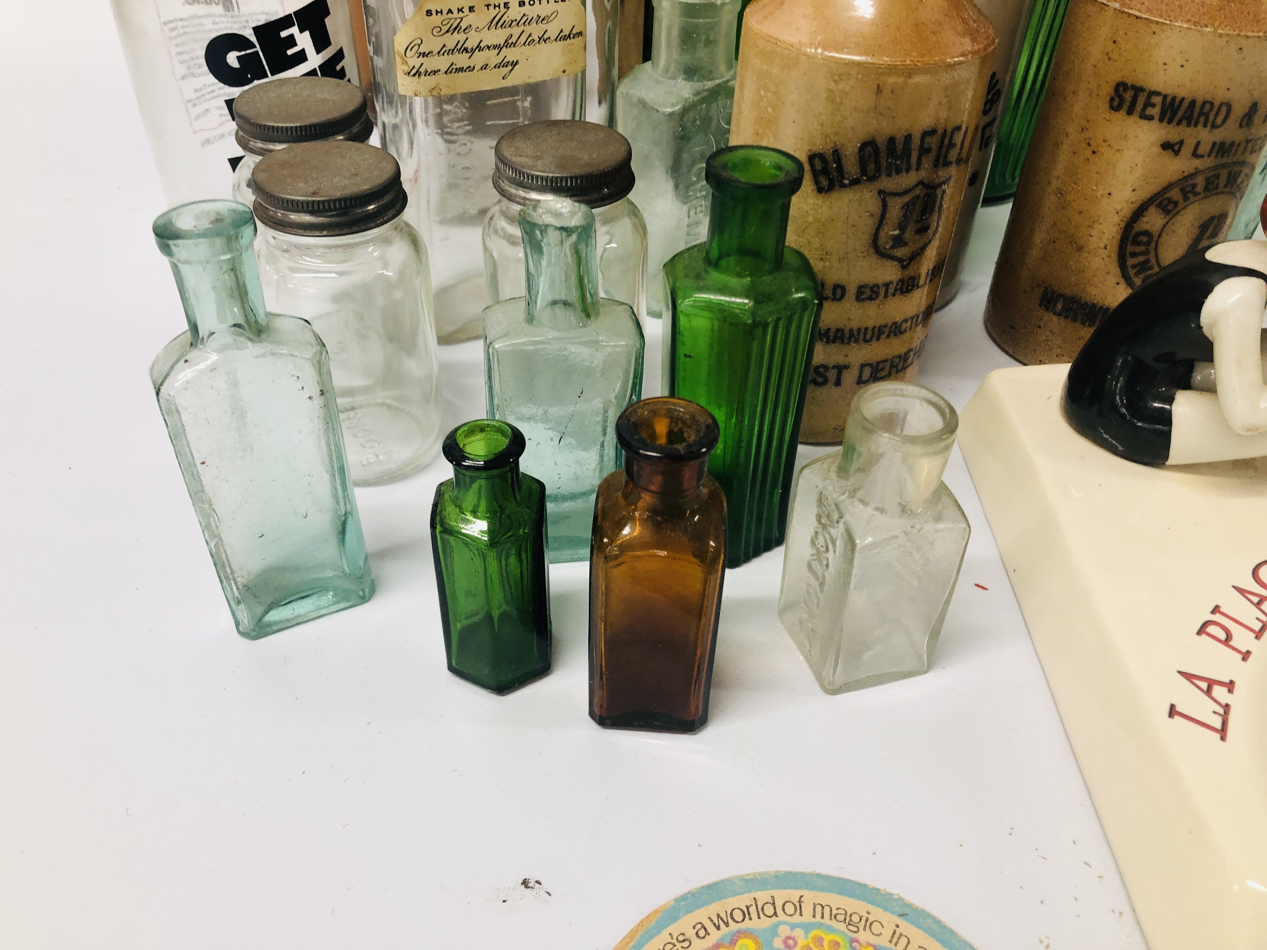 A SMALL COLLECTION OF ANTIQUE GLASS BOTTLES INCLUDING ALLY, MILK, MEDICINE, ETC. - Image 2 of 9