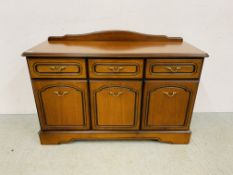 REPRODUCTION MAHOGANY FINISH 3 DRAWER 3 DOOR SIDEBOARD - 125CM X 46CM X 86CM.