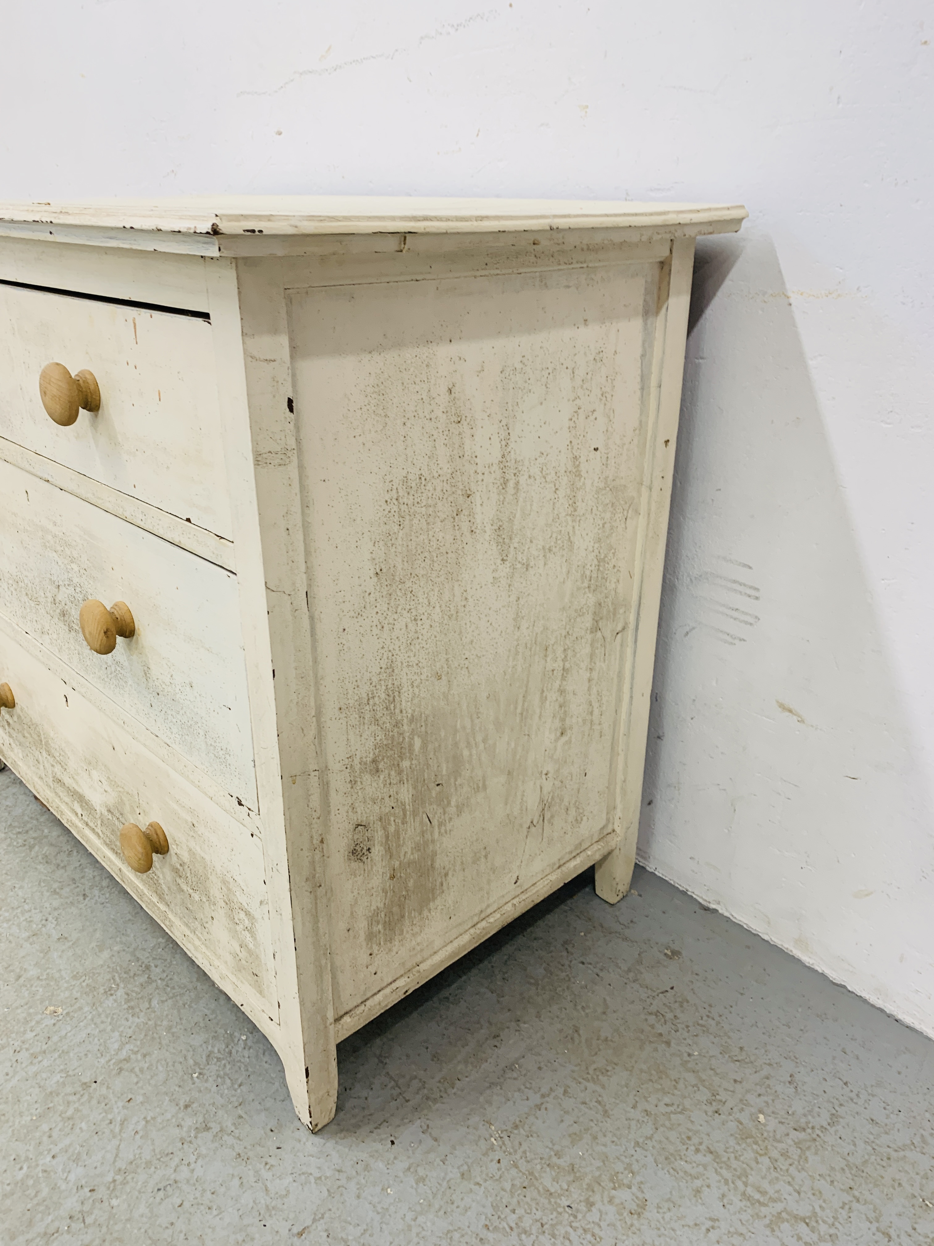 A WHITE PAINTED 3 DRAWER CHEST, W 91CM, D 54CM, H 78CM. - Image 4 of 7