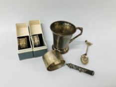 TWO SILVER NAPKIN RINGS WITH ENGRAVED DECORATION, A SMALL SILVER BEAKER - HEIGHT 7.5CM.