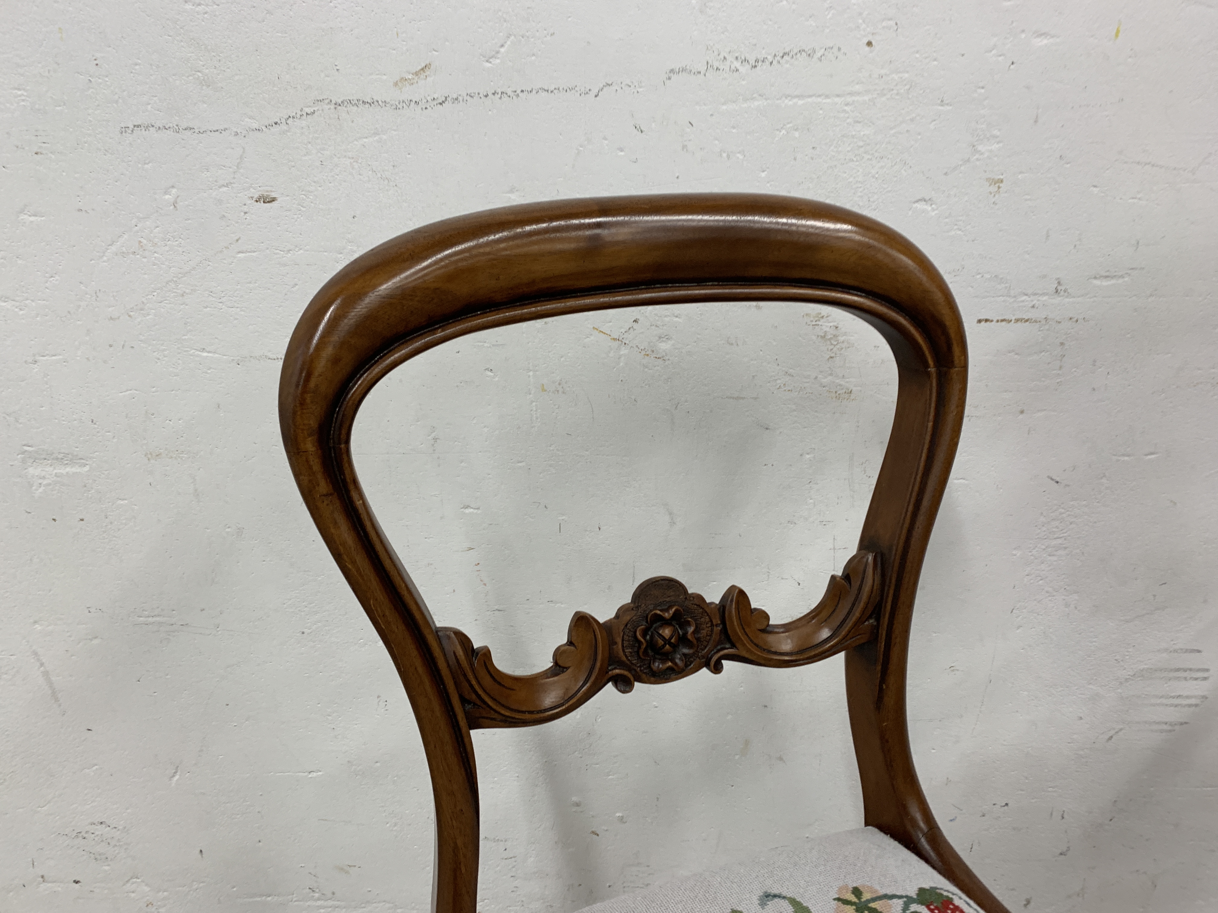 A PAIR OF VICTORIAN SIDE CHAIRS WITH HAND EMBROIDERED DROP IN SEATS. - Image 4 of 9