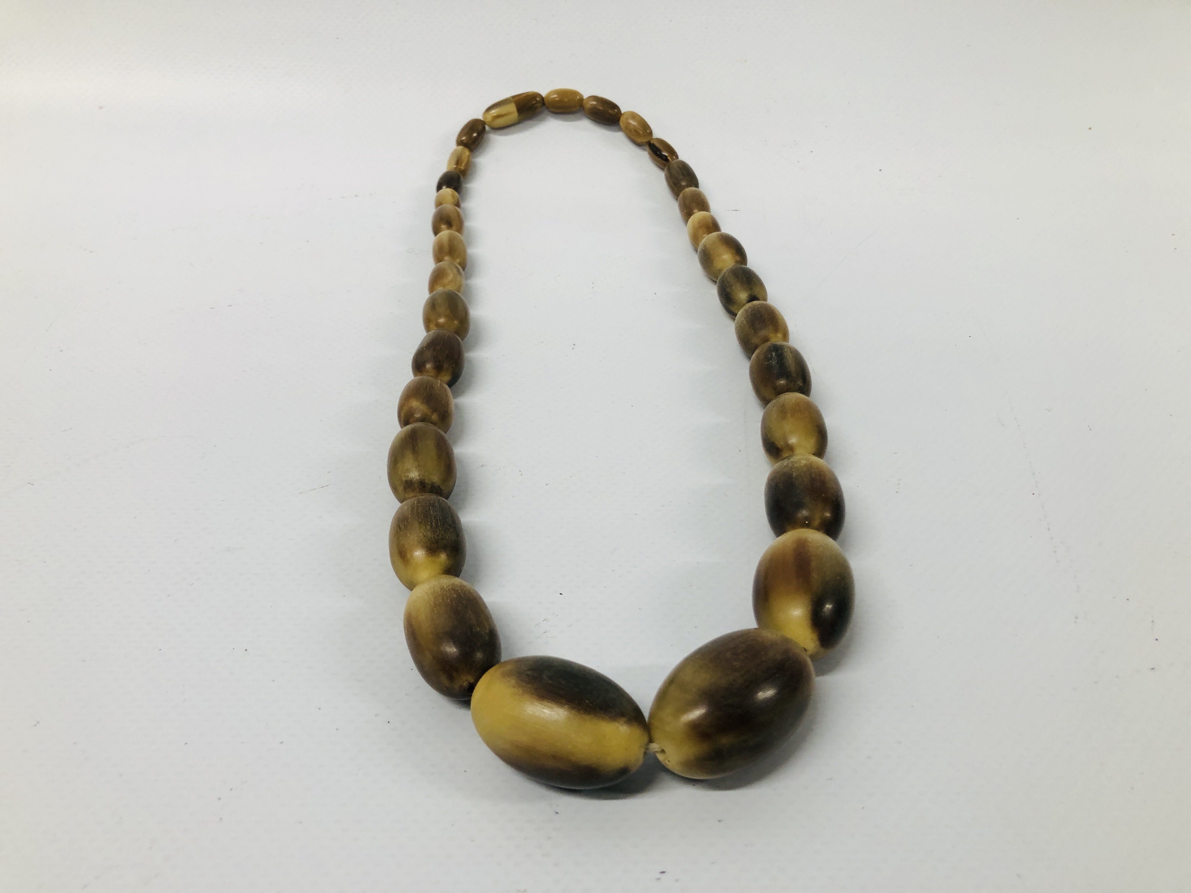 A BAG CONTAINING AMBER TYPE NECKLACE A/F, LOOSE AMBER TYPE BEADS, - Image 5 of 5
