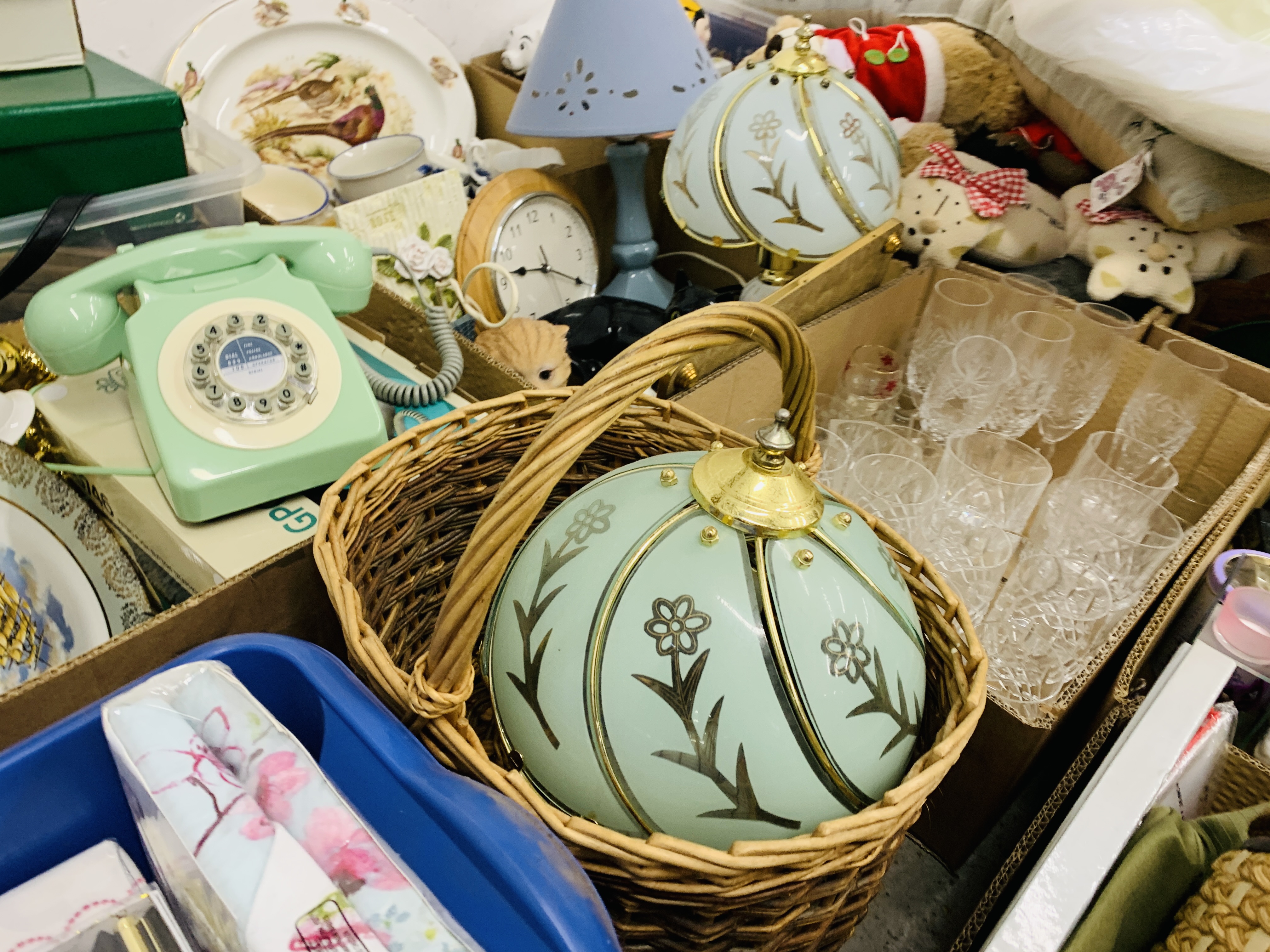 A LARGE COLLECTION OF MIXED HOUSEHOLD SUNDRIES TO INCLUDE ORNAMENTS, LAMPS, COLLECTORS PLATES, - Bild 13 aus 21
