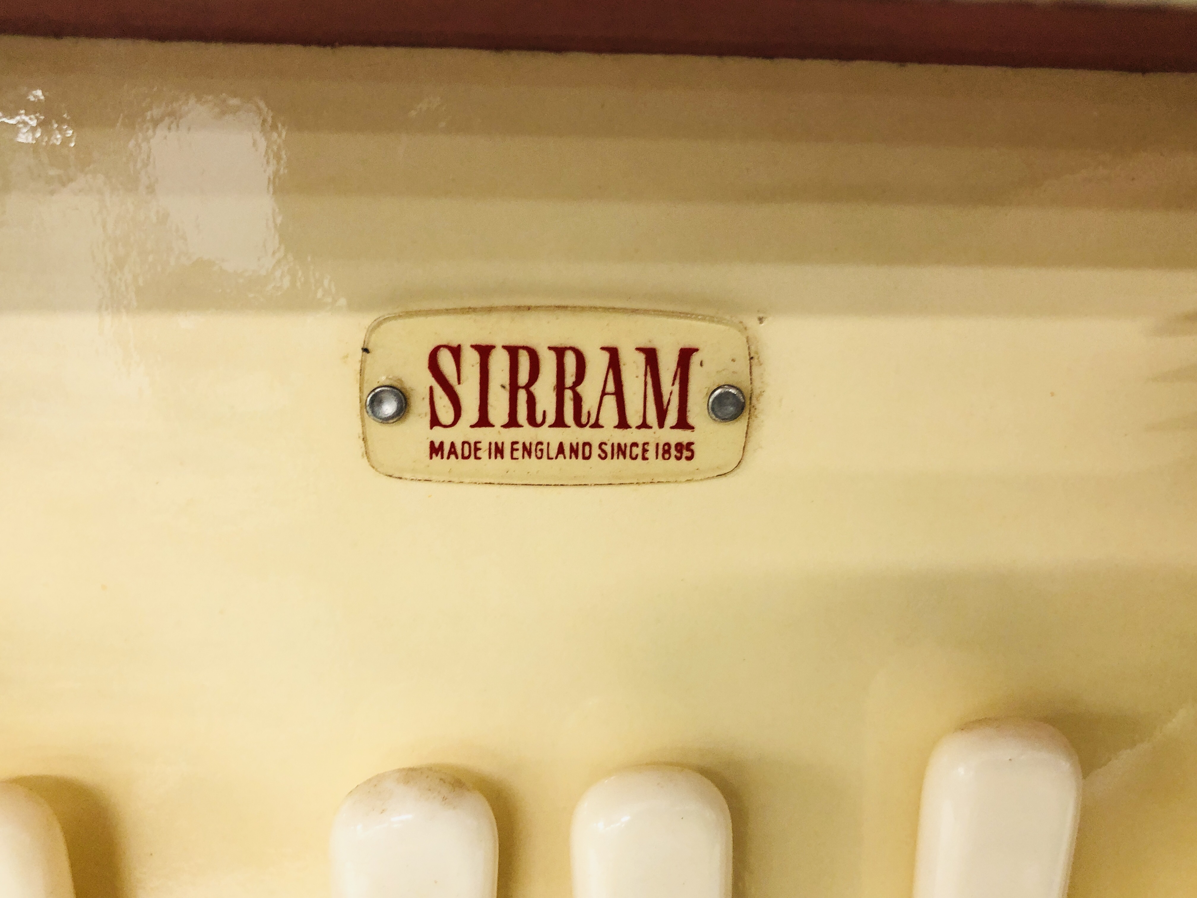 A VINTAGE SIRRAM PICNIC HAMPER - Image 4 of 7