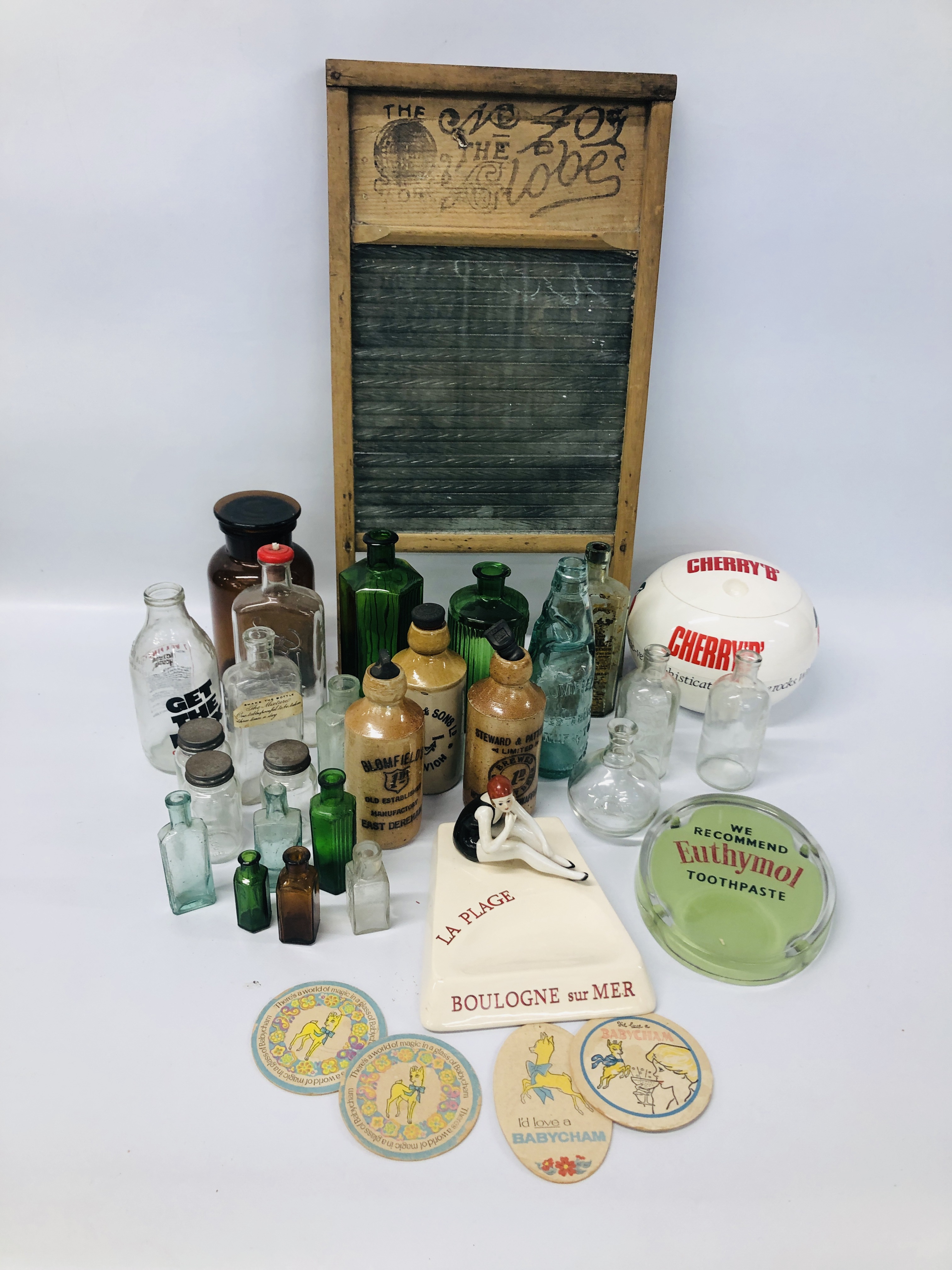 A SMALL COLLECTION OF ANTIQUE GLASS BOTTLES INCLUDING ALLY, MILK, MEDICINE, ETC.