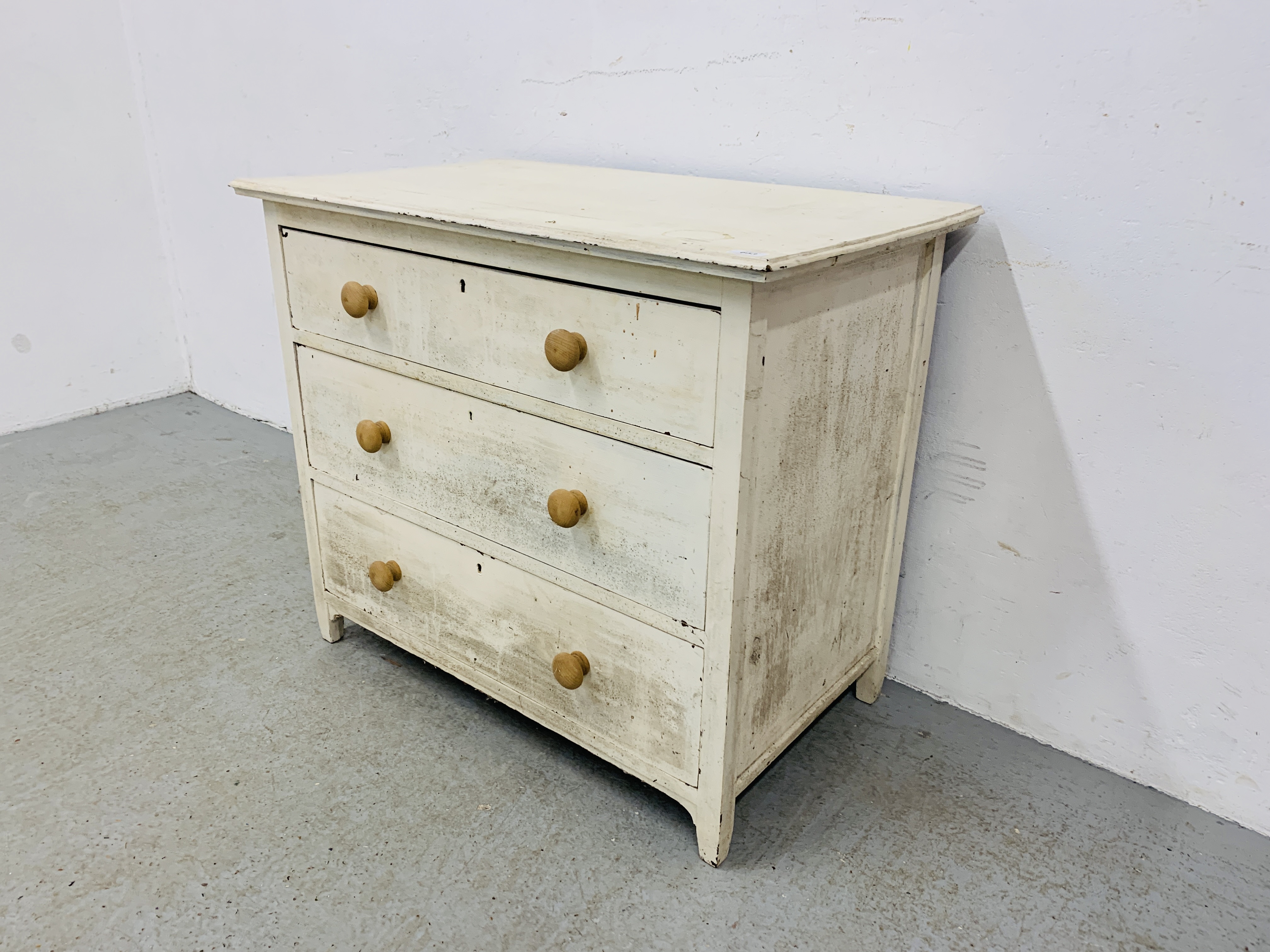 A WHITE PAINTED 3 DRAWER CHEST, W 91CM, D 54CM, H 78CM. - Image 3 of 7