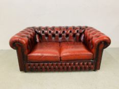 AN OXBLOOD LEATHER 2 SEATER CHESTERFIELD STYLE SOFA, L 160CM.