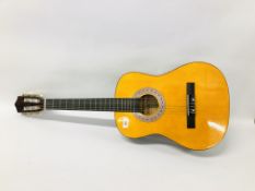 A CHANTRY 3/4 SIZE ACOUSTIC GUITAR IN CASE.