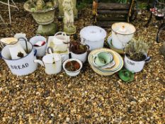 A GROUP OF ASSORTED VINTAGE ENAMEL WARES TO INCLUDE JUGS, BOWLS, PAILS ETC (25 PIECES).