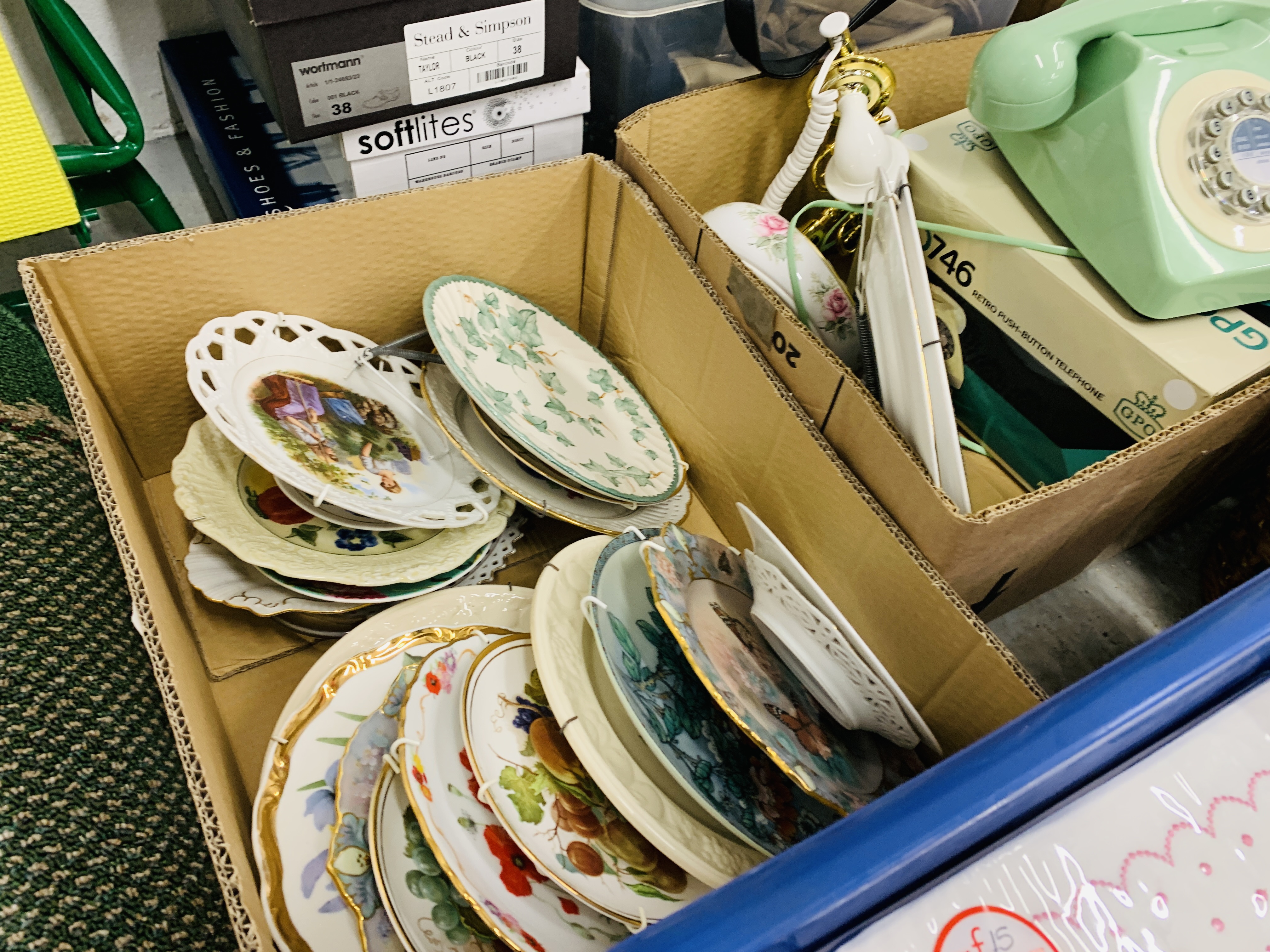 A LARGE COLLECTION OF MIXED HOUSEHOLD SUNDRIES TO INCLUDE ORNAMENTS, LAMPS, COLLECTORS PLATES, - Bild 14 aus 21