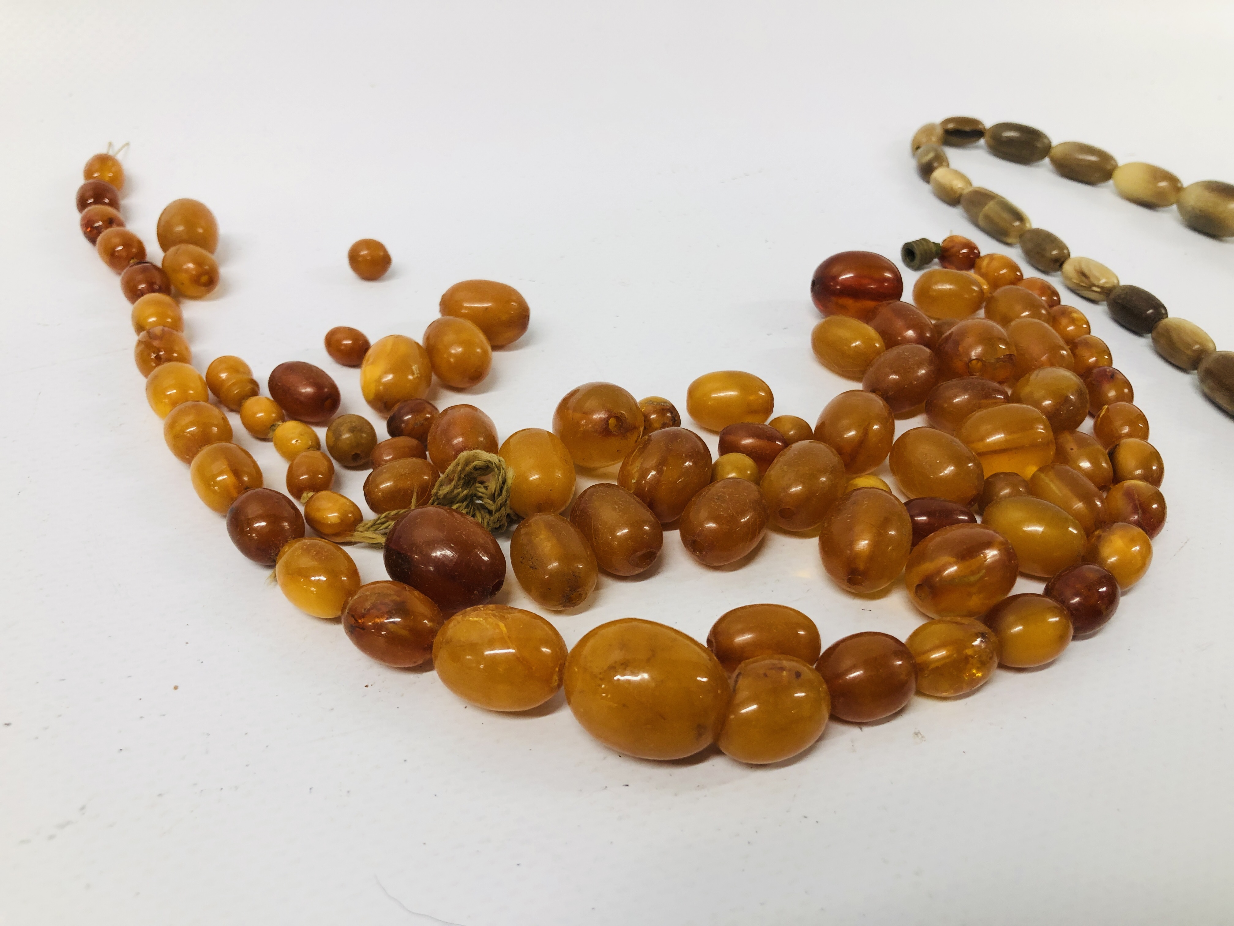 A BAG CONTAINING AMBER TYPE NECKLACE A/F, LOOSE AMBER TYPE BEADS, - Image 2 of 5