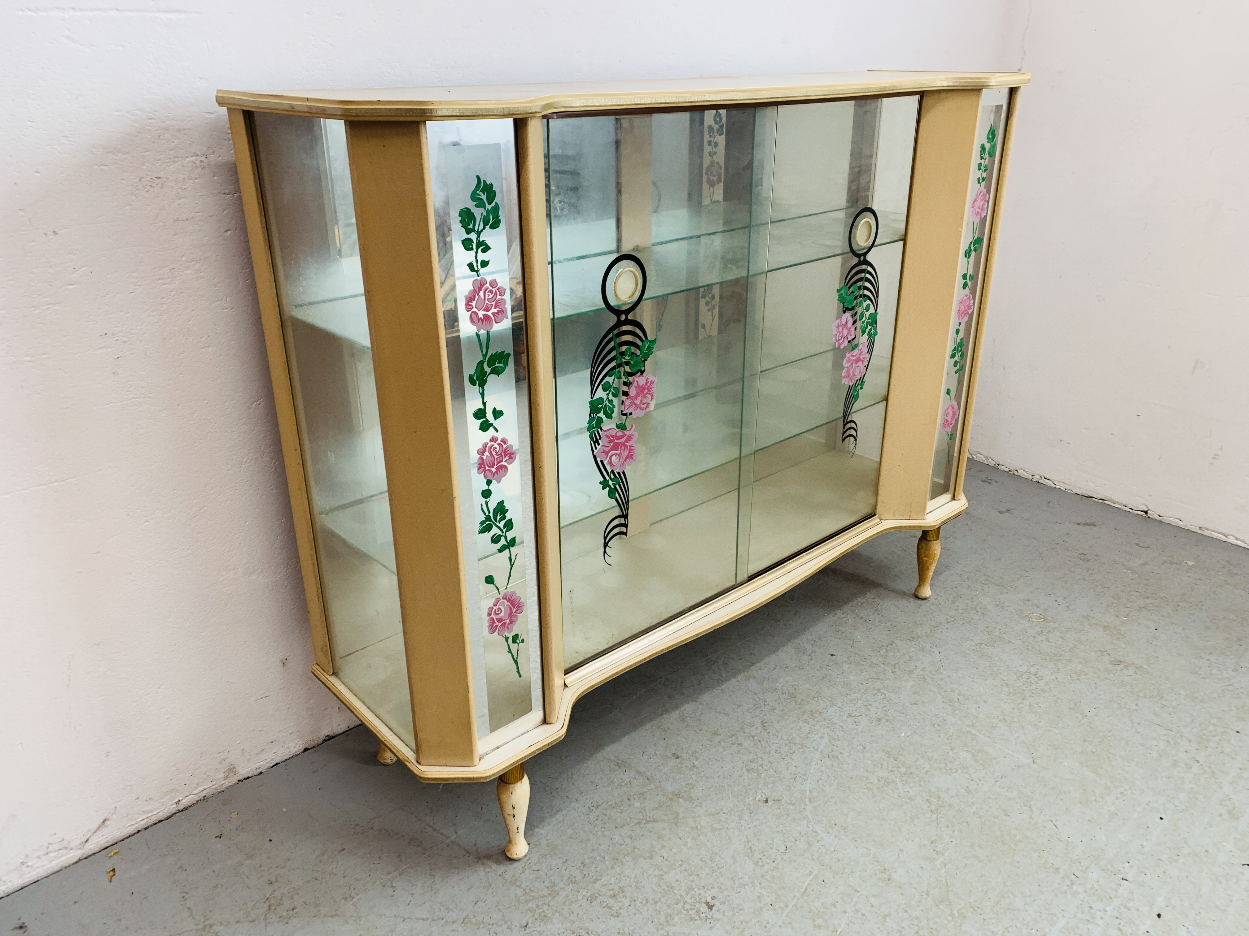 A 1950'S DISPLAY CABINET WITH ROSE DECORATION TO SLIDING DOORS AND SIDE PANELS - W 122CM. D 35CM. - Image 3 of 6