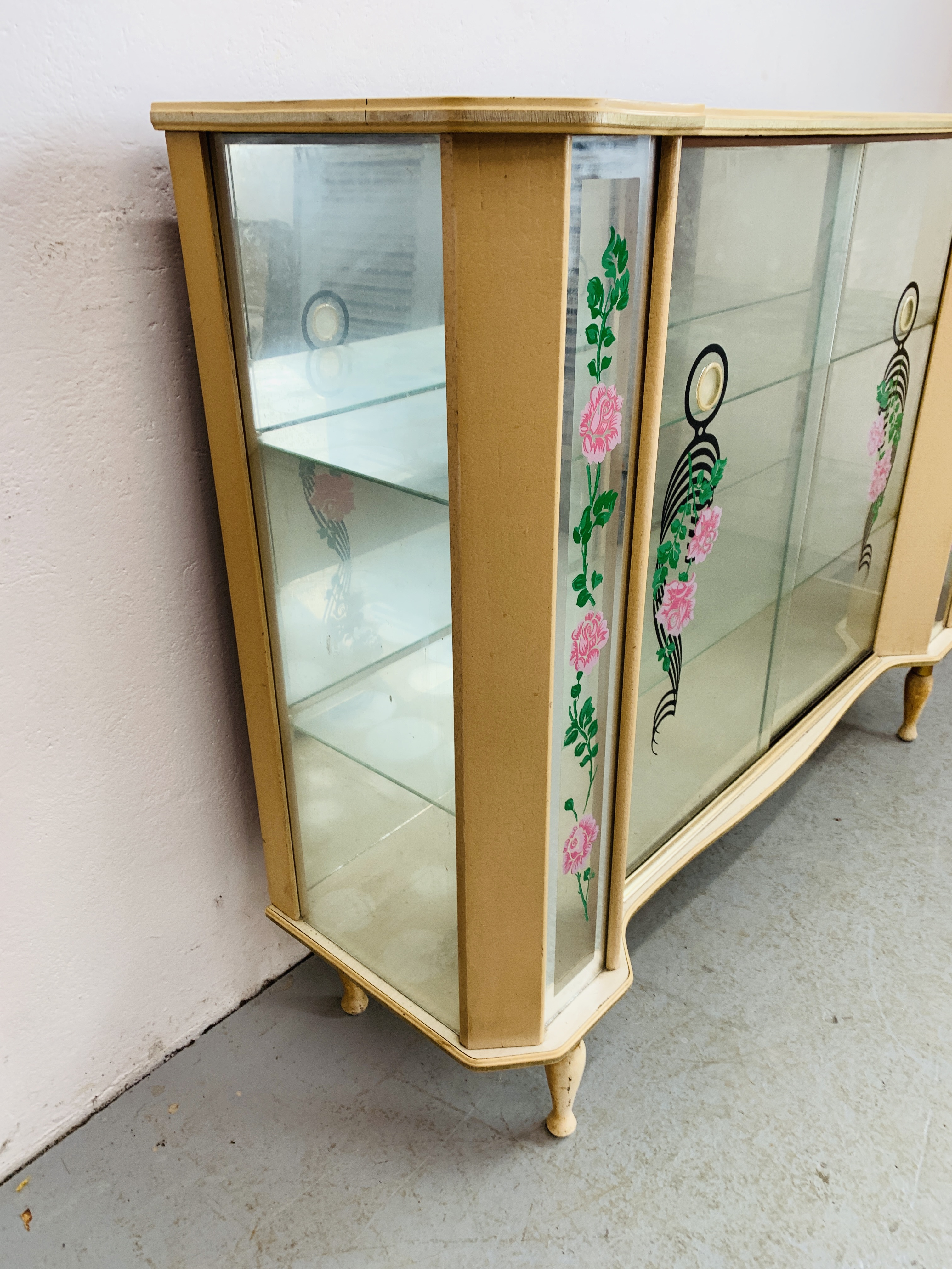 A 1950'S DISPLAY CABINET WITH ROSE DECORATION TO SLIDING DOORS AND SIDE PANELS - W 122CM. D 35CM. - Image 4 of 6