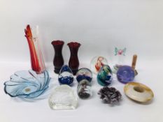 A COLLECTION OF ART GLASS PIECES, 6 PAPERWEIGHTS AND PAIR OF CRANBERRY VASES ETC.