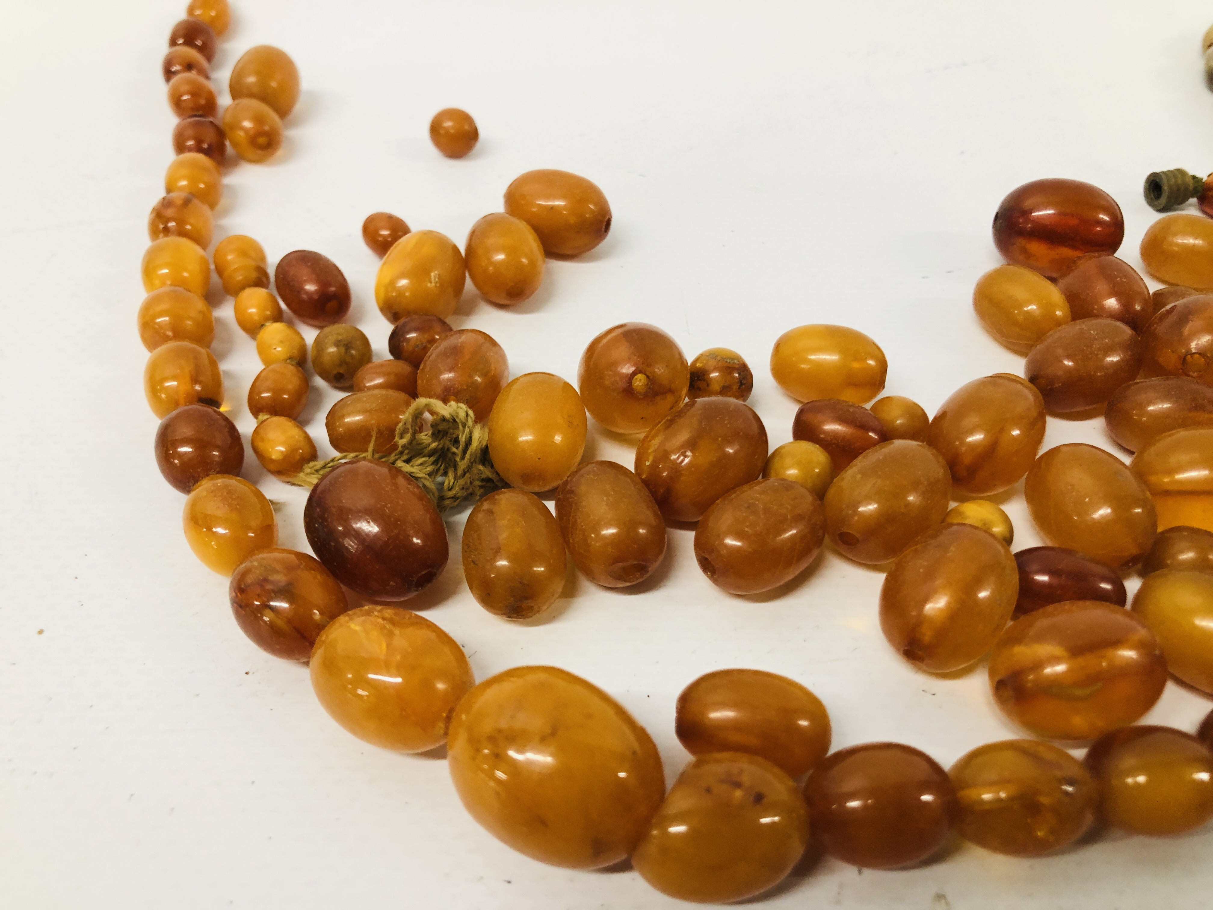 A BAG CONTAINING AMBER TYPE NECKLACE A/F, LOOSE AMBER TYPE BEADS, - Image 4 of 5