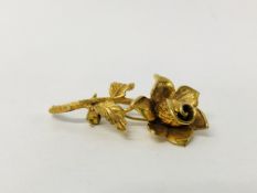 A 9CT GOLD ROSE DESIGN BROOCH