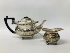 A QUALITY SILVER TEAPOT WITH SCROLLED EDGE DESIGN LONDON ASSAY AND MATCHING MILK JUG (805g)