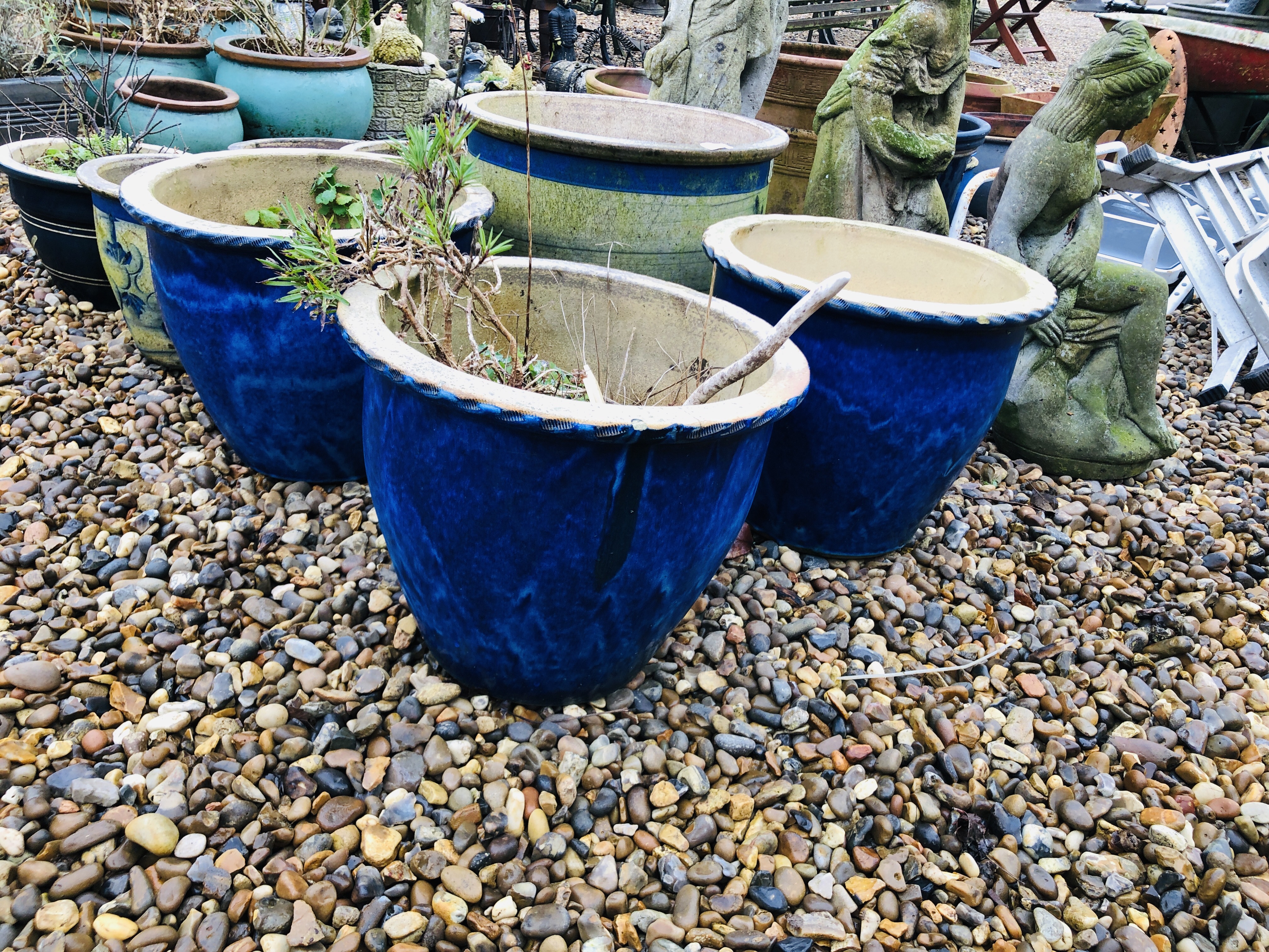 A COLLECTION OF 8 GARDEN PLANTERS TO INCLUDE BLUE GLAZED - Image 2 of 4