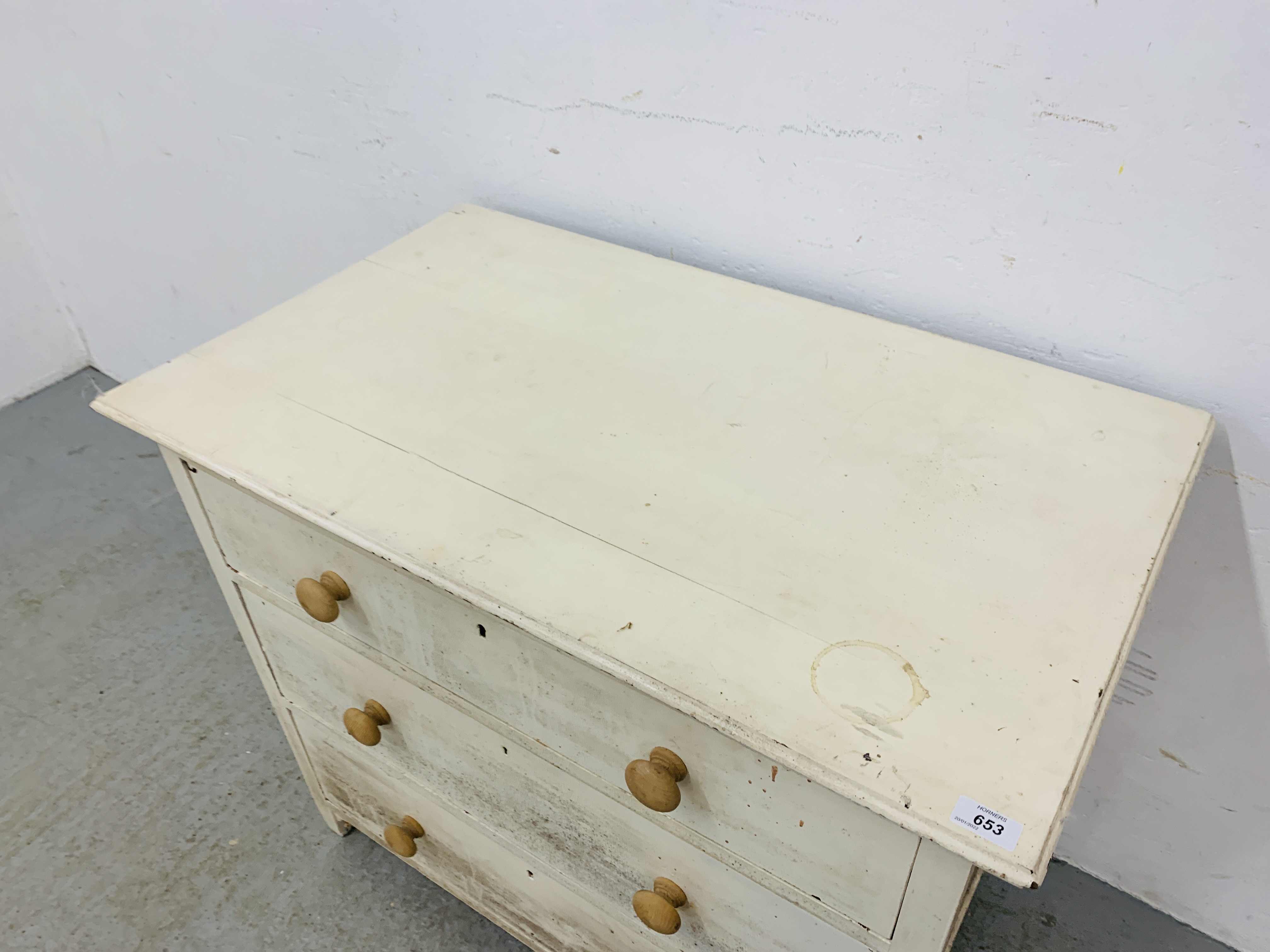 A WHITE PAINTED 3 DRAWER CHEST, W 91CM, D 54CM, H 78CM. - Image 5 of 7