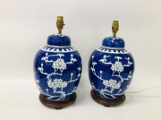 A PAIR OF BLUE AND WHITE GINGER JAR STYLE FLORAL PAINTED TABLE LAMPS STANDING AT 40CM HIGH.