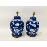 A PAIR OF BLUE AND WHITE GINGER JAR STYLE FLORAL PAINTED TABLE LAMPS STANDING AT 40CM HIGH.