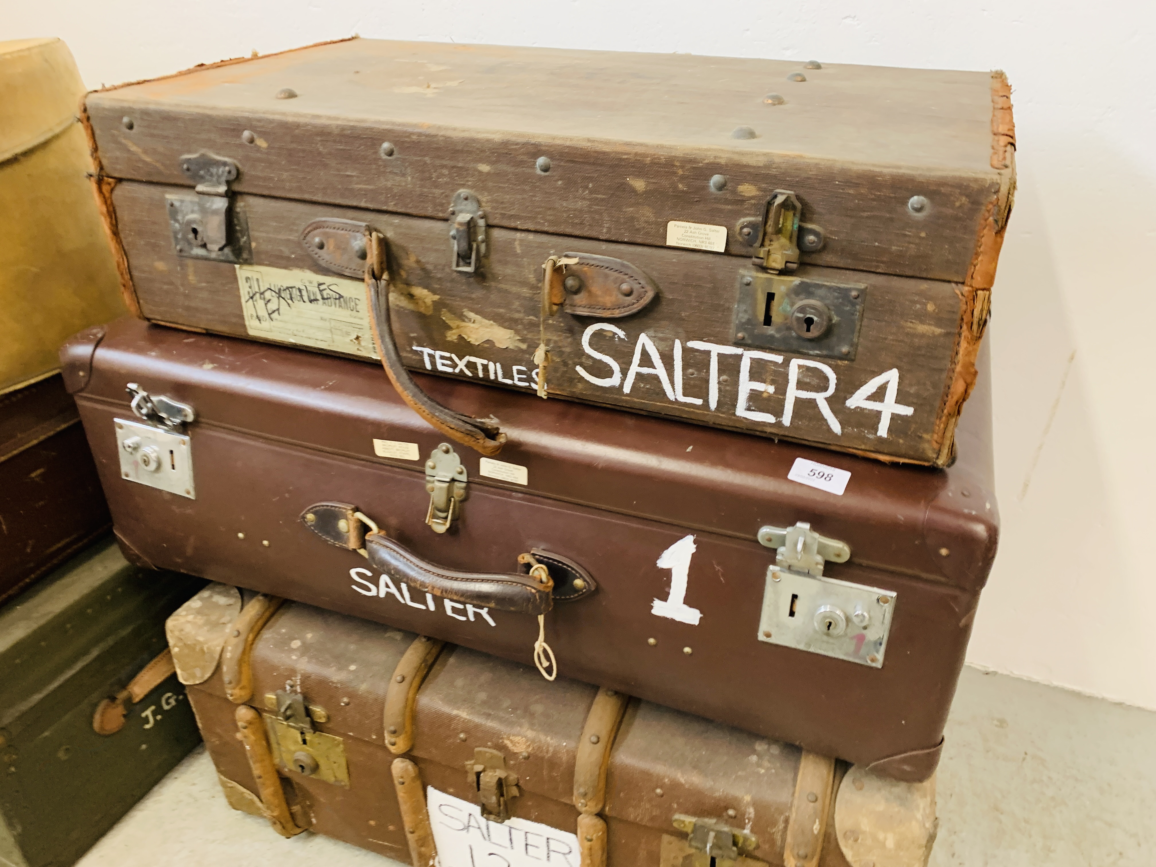 SIX VARIOUS VINTAGE TRAVEL TRUNKS / LUGGAGE BAGS TO INCLUDE MILLER MANUFACTURING METAL BOUND - Image 3 of 7