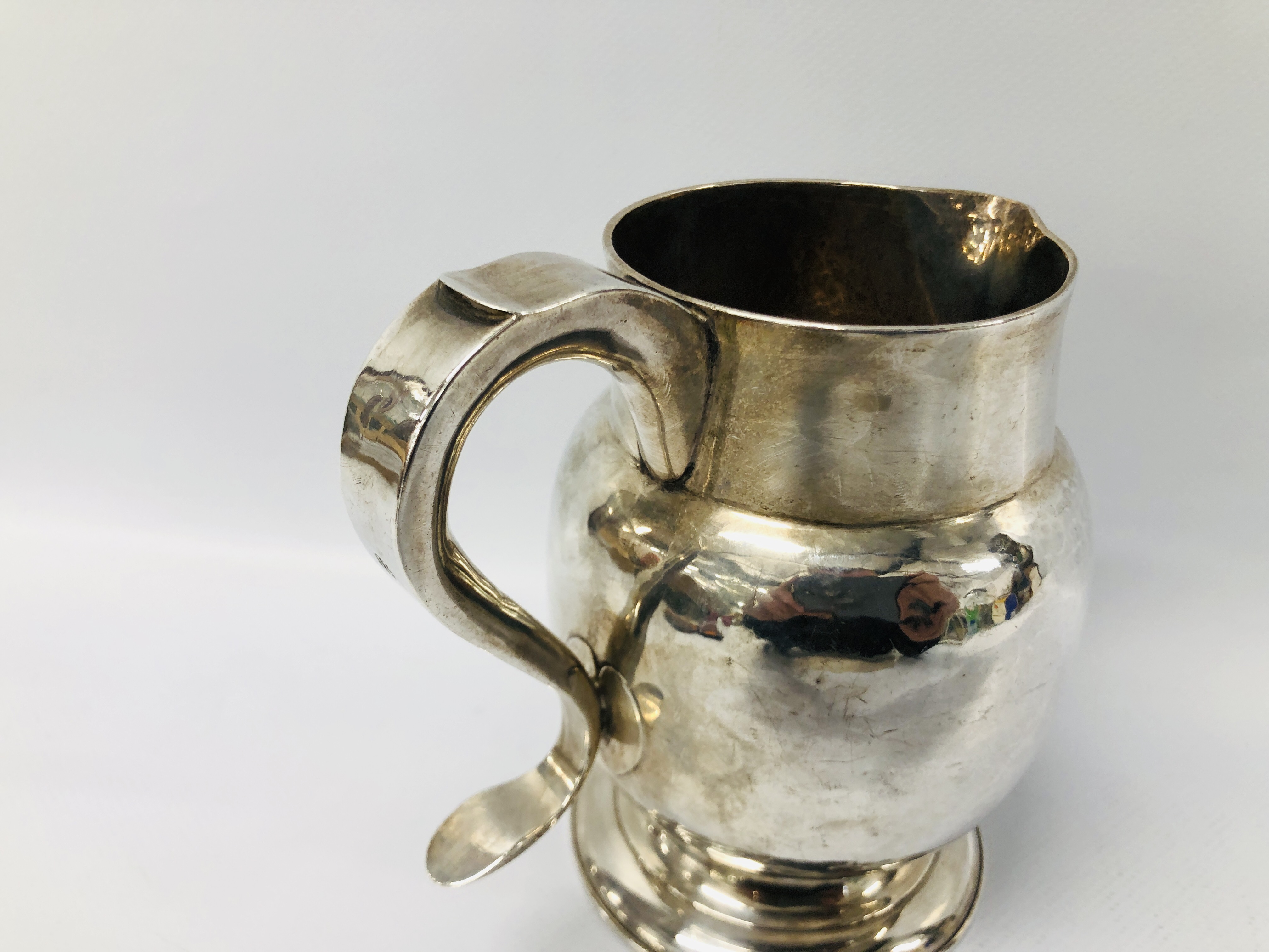 A GEORGE III SILVER JUG, THE 'S' SHAPED HANDLE ON A PLAIN BULBOUS BODY, NEWCASTLE 1790, J. - Image 9 of 21