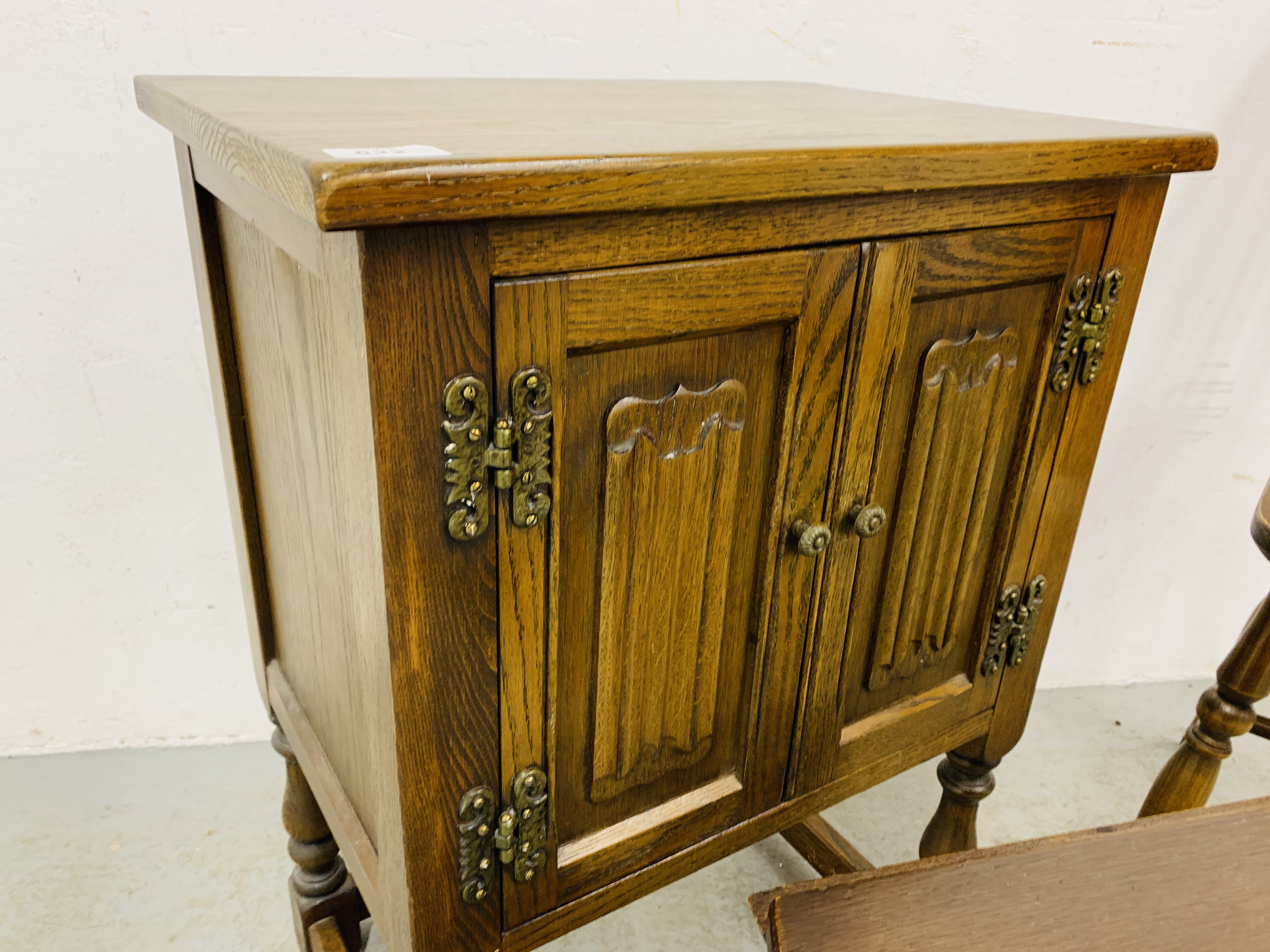 A SMALL REPRODUCTION OAK CABINET WITH LINEN FOLD DETAIL W 50CM, D 35CM, H 72CM, - Image 5 of 5