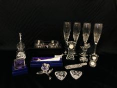 A COLLECTION OF GLASSWARE TO INCLUDE PAIR OF ROCKINGHAM HAND CUT CRYSTAL TUMBLERS IN BOX,