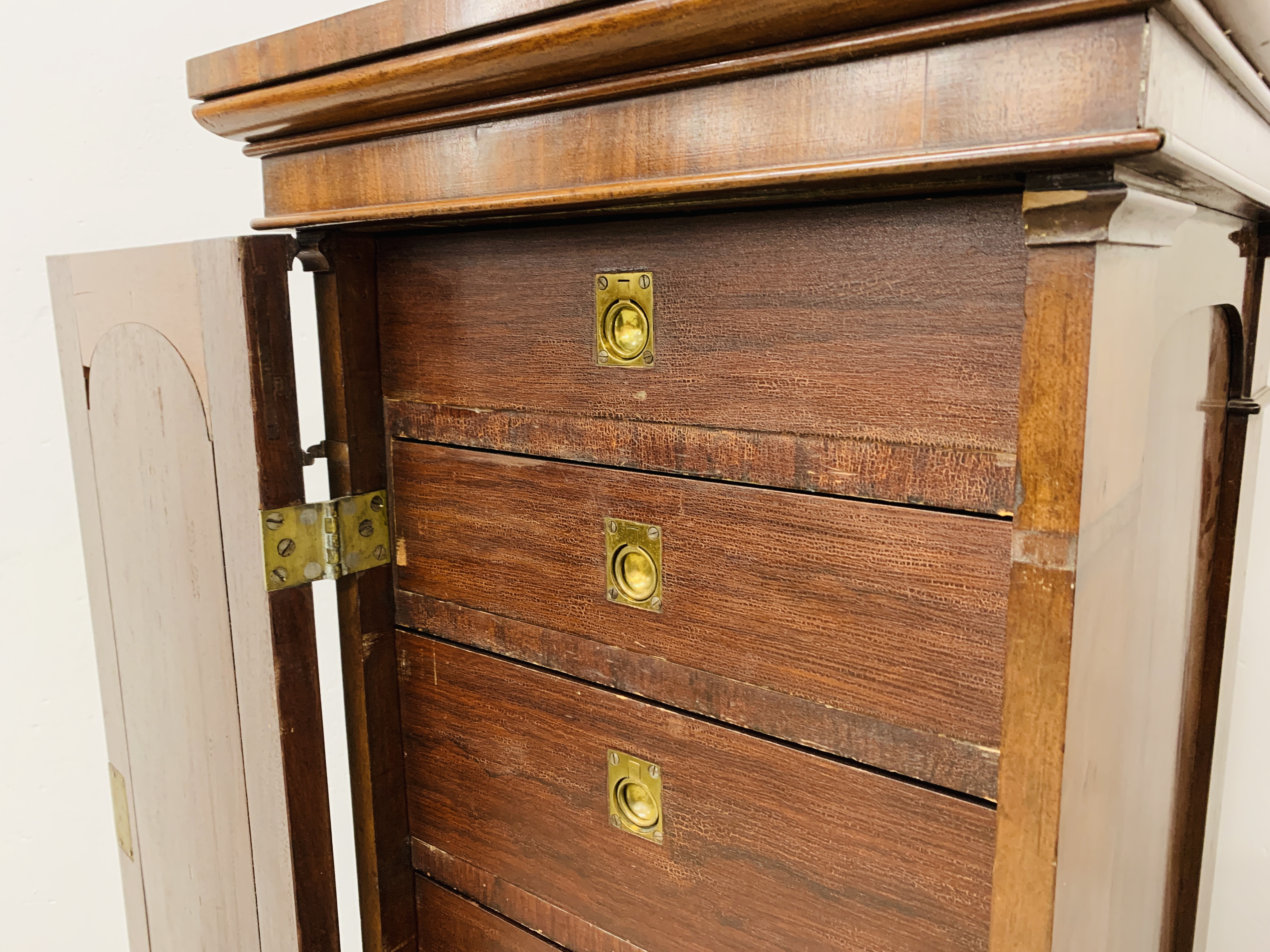 AN EARLY C19TH MAHOGANY SINGLE DOOR PEDESTAL (PART OF A LARGER PIECE) ENCLOSING SEVEN DRAWERS - Image 11 of 17