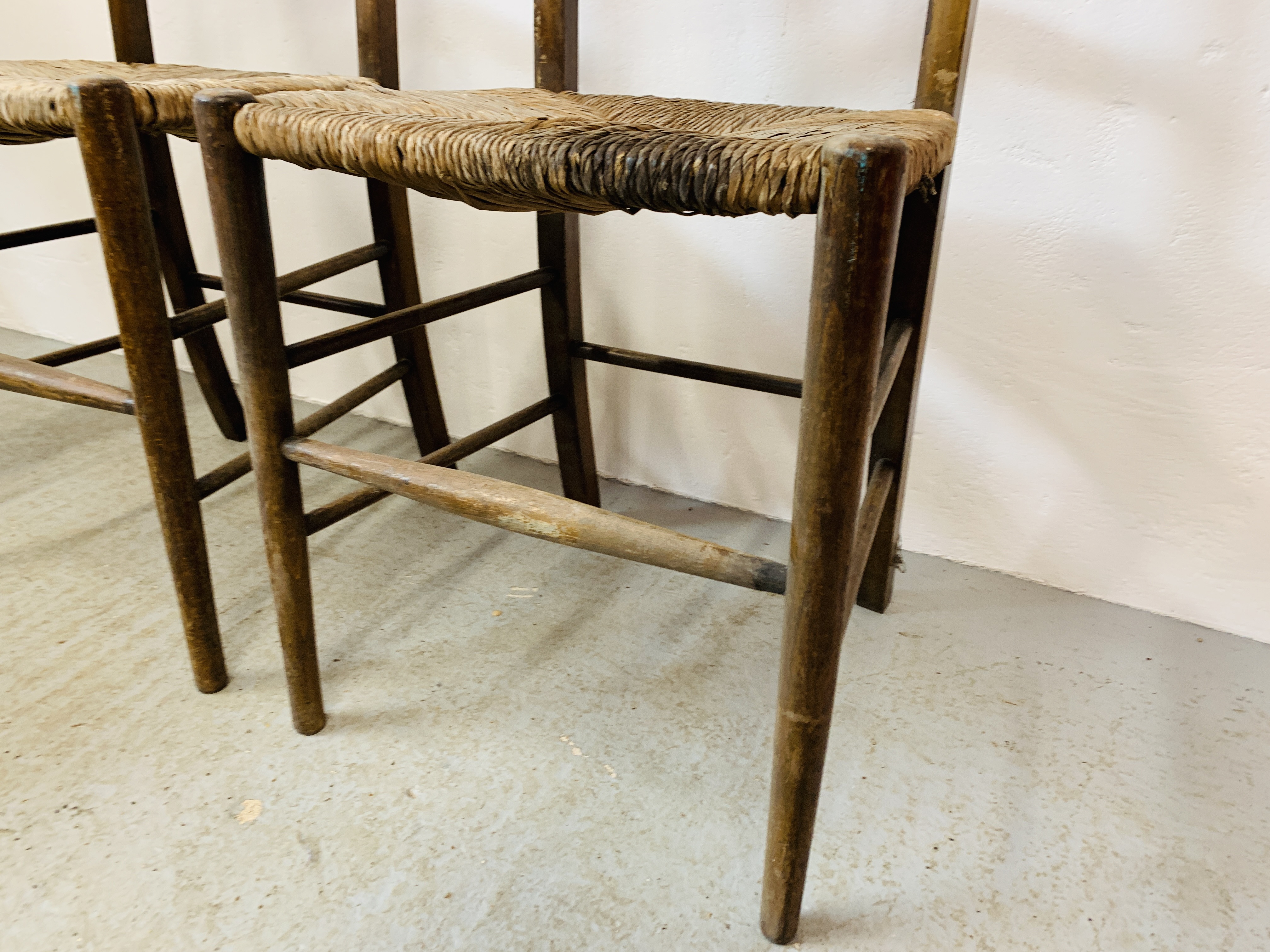 A PAIR OF ANTIQUE OAK LADDER BACK RUSH SEATED CHAIRS - Image 5 of 8