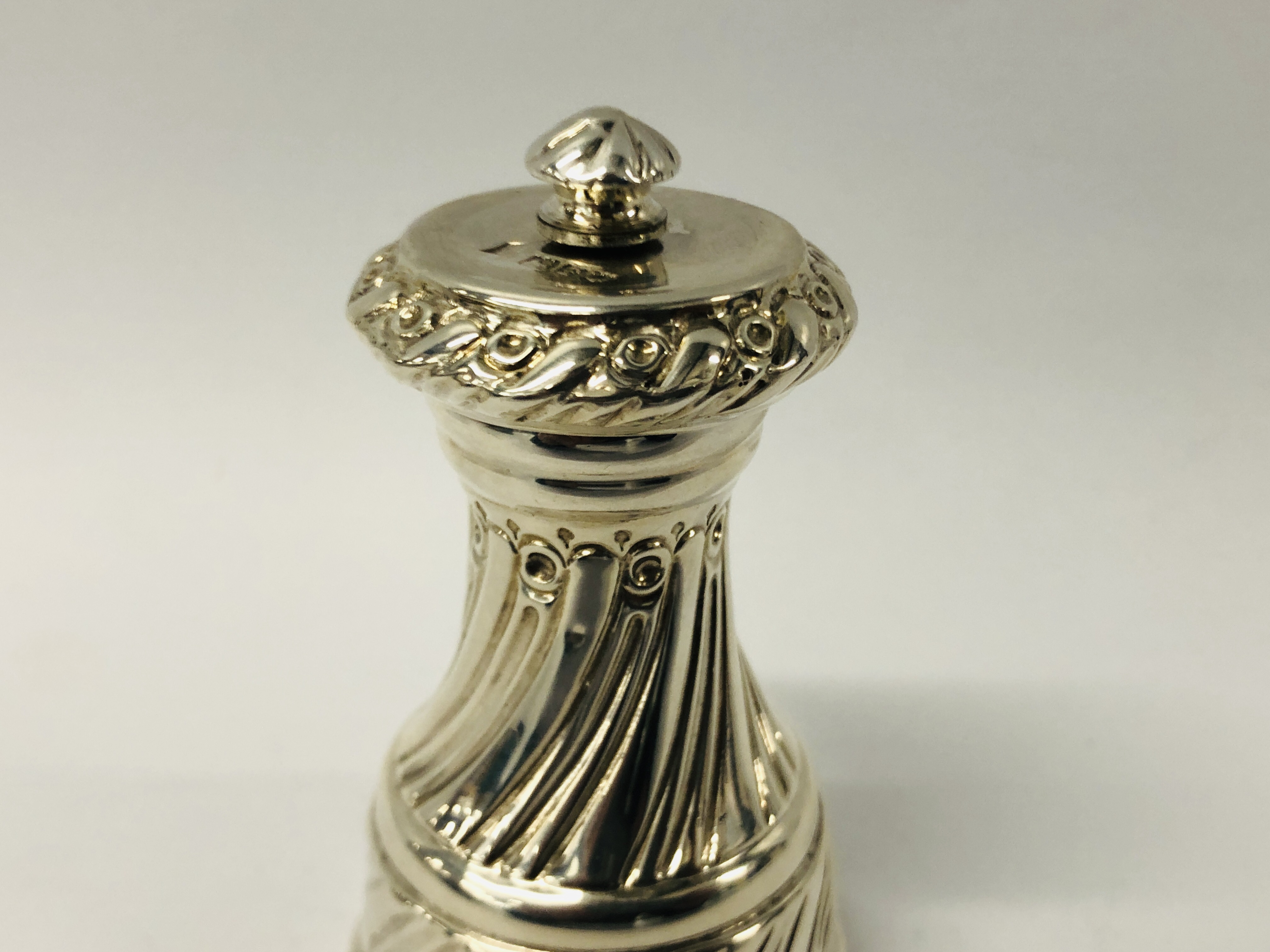 A SILVER PEPPER MILL OF SPIRALLY FLUTED WAISTED FORM LONDON 1901, MAPPIN & WEBB - H 9CM. - Image 9 of 15
