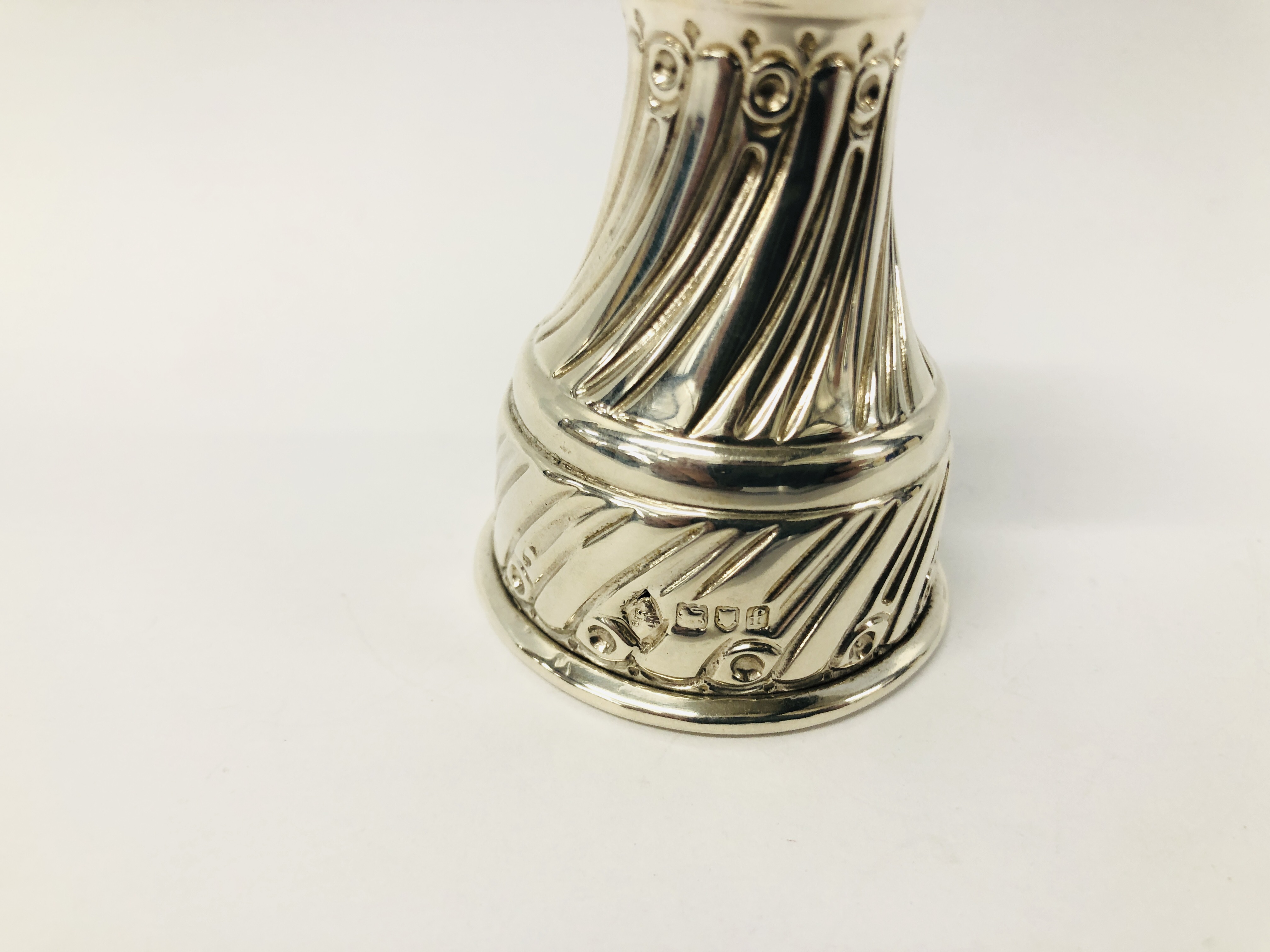 A SILVER PEPPER MILL OF SPIRALLY FLUTED WAISTED FORM LONDON 1901, MAPPIN & WEBB - H 9CM. - Image 4 of 15