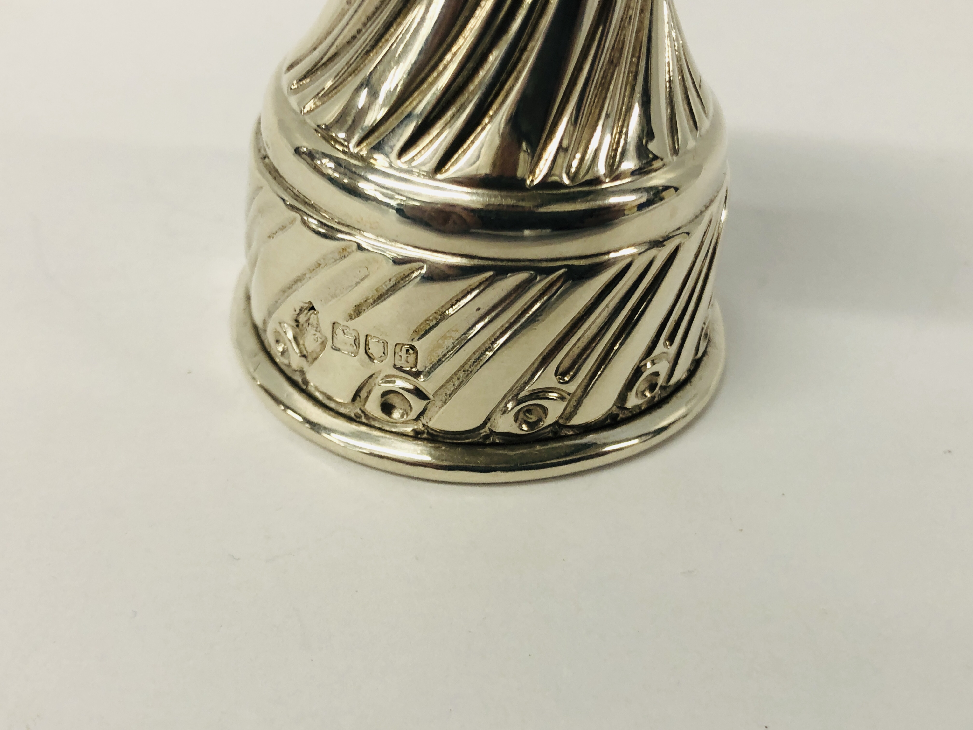 A SILVER PEPPER MILL OF SPIRALLY FLUTED WAISTED FORM LONDON 1901, MAPPIN & WEBB - H 9CM. - Image 13 of 15