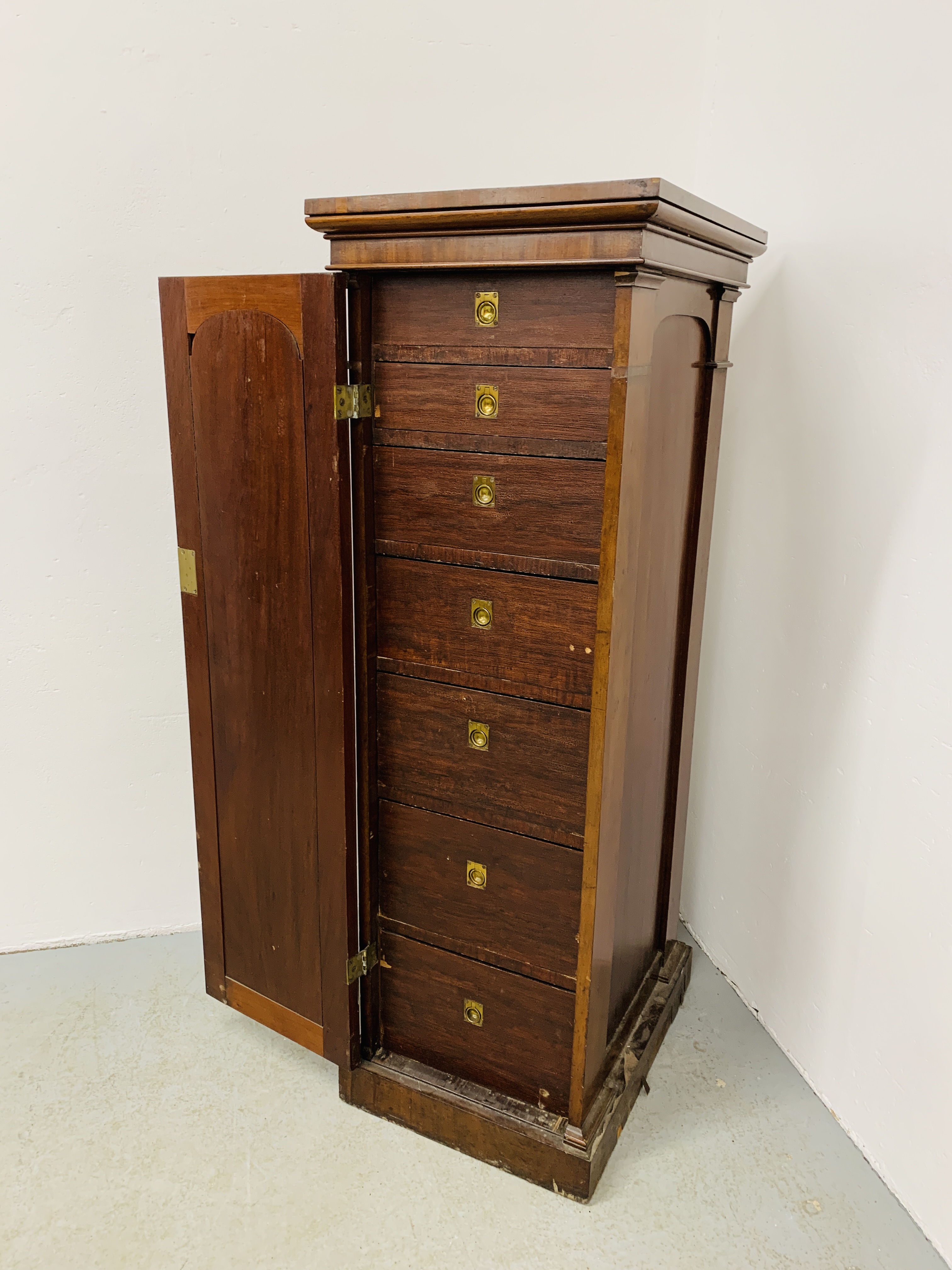 AN EARLY C19TH MAHOGANY SINGLE DOOR PEDESTAL (PART OF A LARGER PIECE) ENCLOSING SEVEN DRAWERS - Image 10 of 17