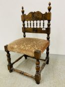 A CHILD'S SIDE CHAIR WITH TURNED SUPPORTS AND UPHOLSTERED SEAT.