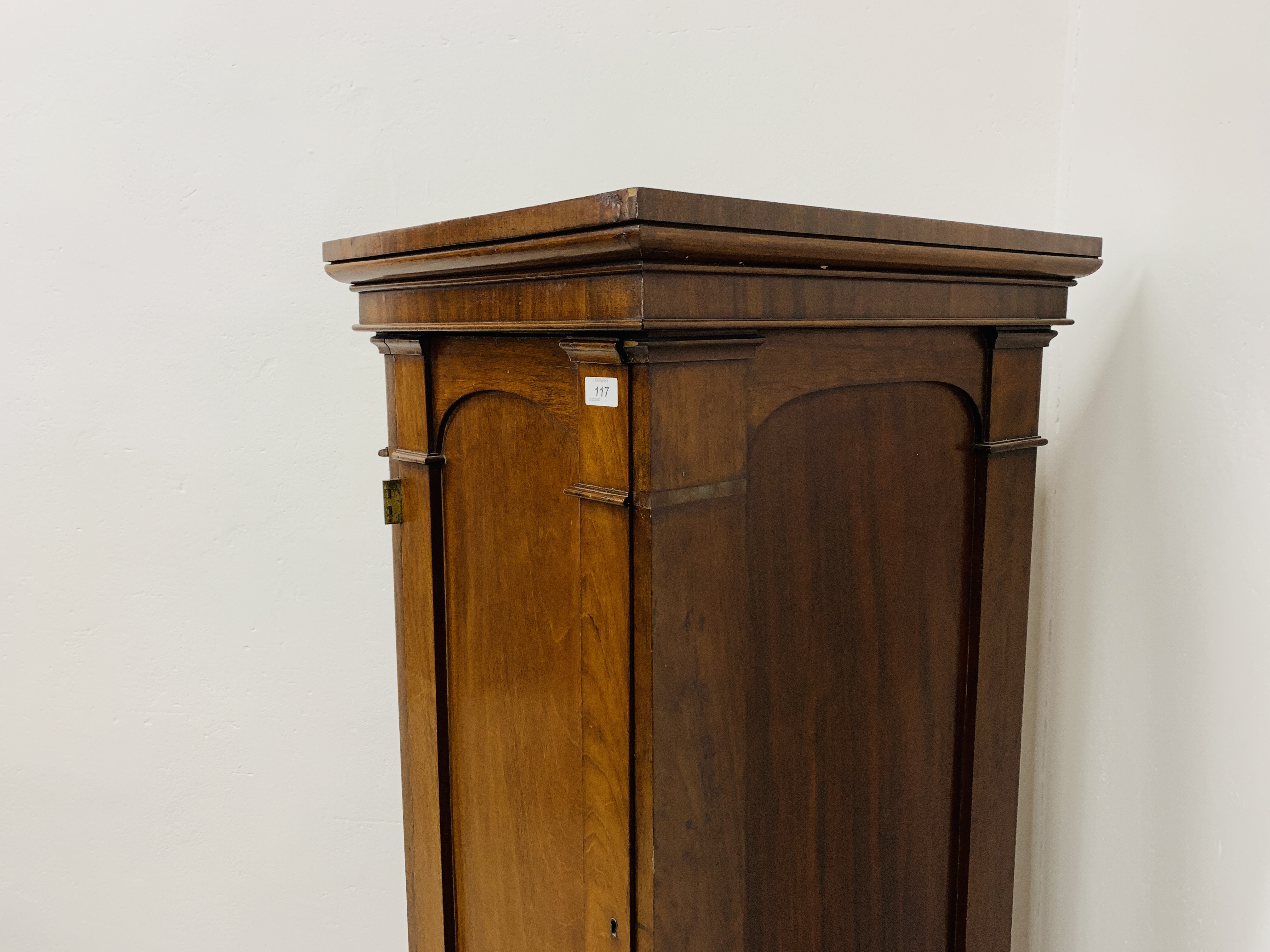 AN EARLY C19TH MAHOGANY SINGLE DOOR PEDESTAL (PART OF A LARGER PIECE) ENCLOSING SEVEN DRAWERS - Image 2 of 17