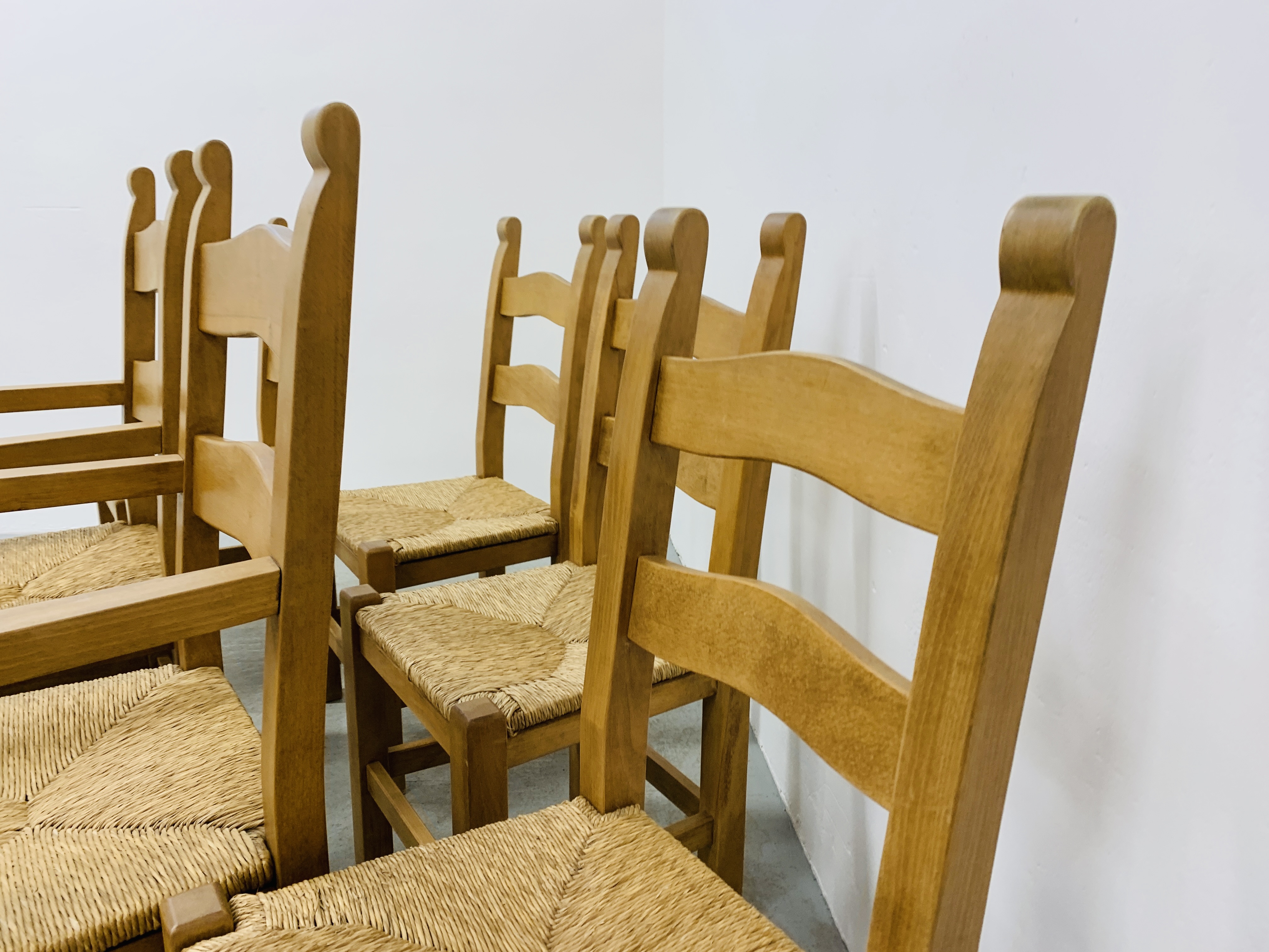 A SET OF SIX HEAVY QUALITY COUNTRY DINING CHAIRS WITH RUSH SEATS (4 SIDE, - Image 8 of 14