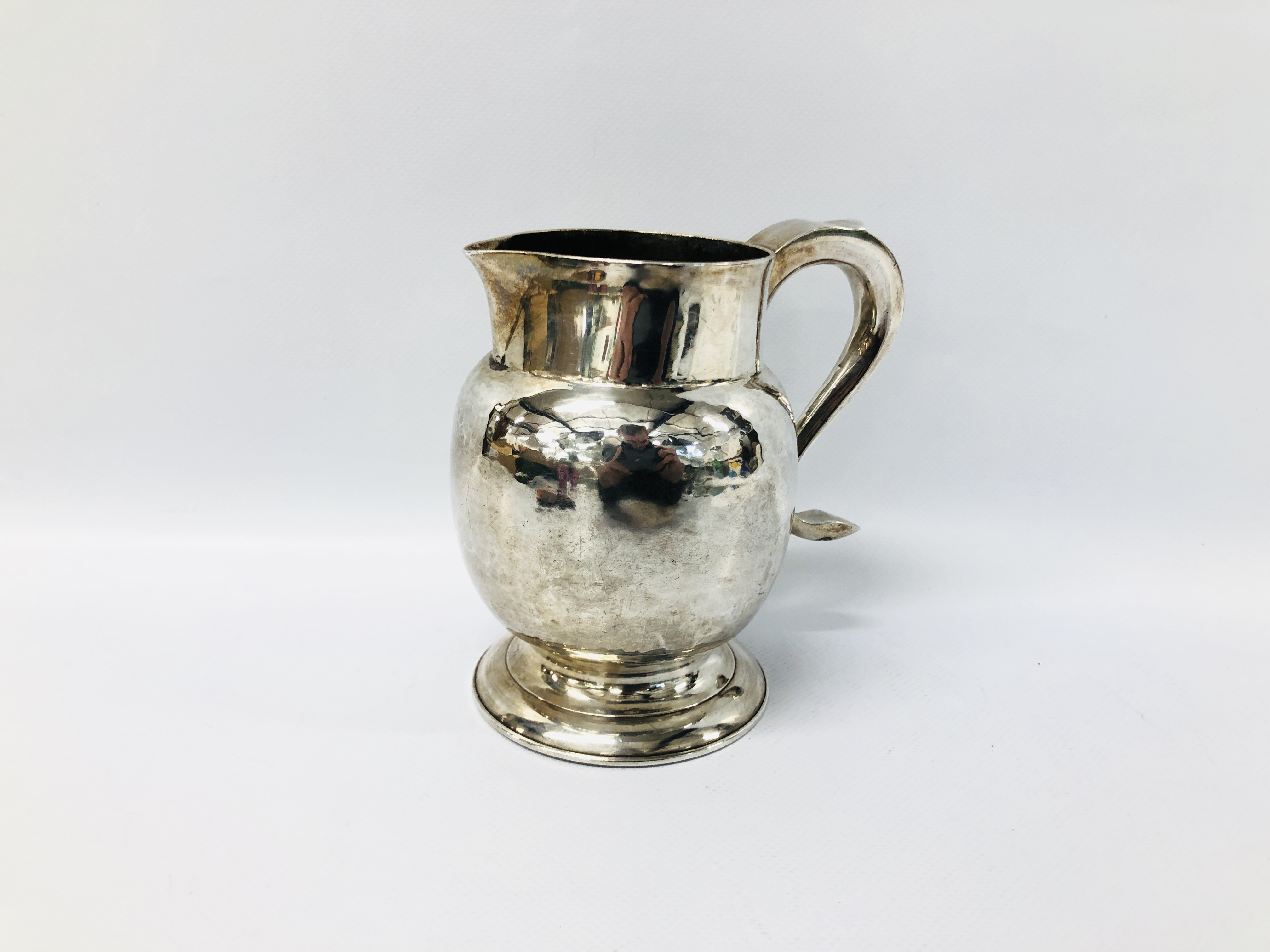 A GEORGE III SILVER JUG, THE 'S' SHAPED HANDLE ON A PLAIN BULBOUS BODY, NEWCASTLE 1790, J.