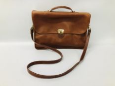 A MODERN IRISH CHESNEAU CHESTNUT LEATHER BAG FROM KILKENNY WITH SHOULDER STRAP.