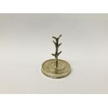 A SILVER RING STAND, CHESTER 1921 J & R GRIFFIN - H 8.25CM.