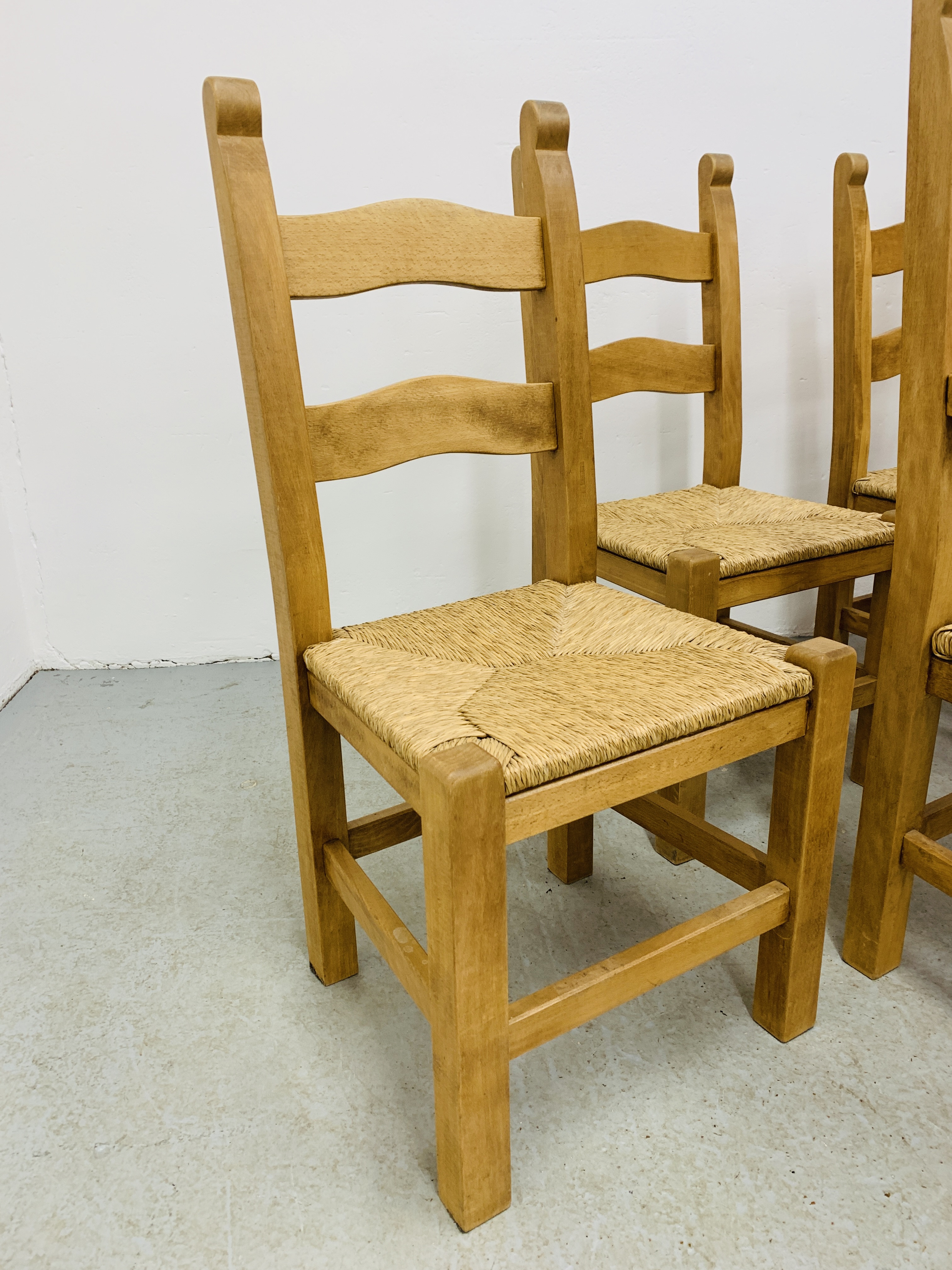 A SET OF SIX HEAVY QUALITY COUNTRY DINING CHAIRS WITH RUSH SEATS (4 SIDE, - Image 12 of 14