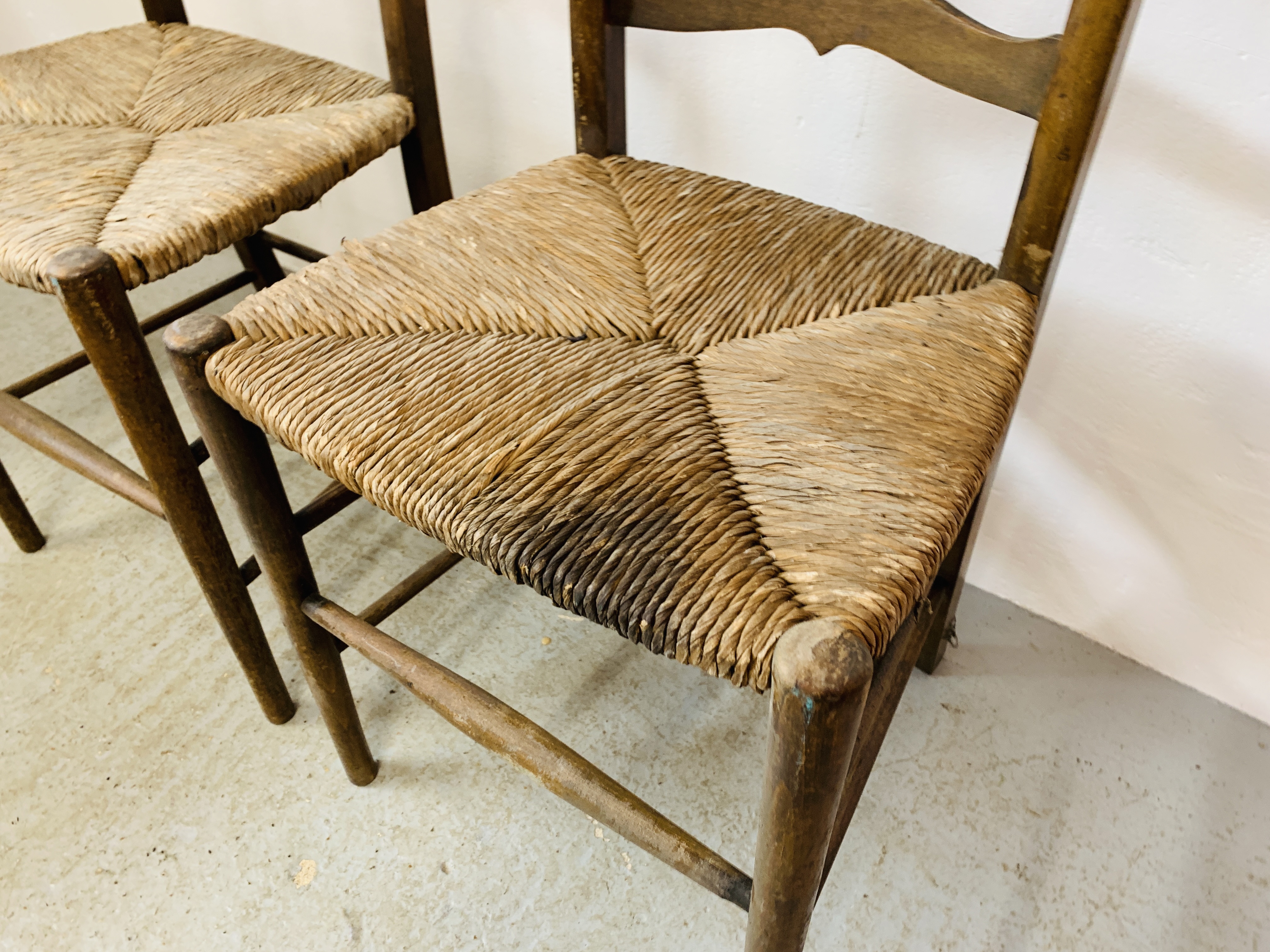A PAIR OF ANTIQUE OAK LADDER BACK RUSH SEATED CHAIRS - Image 4 of 8