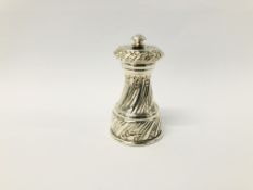 A SILVER PEPPER MILL OF SPIRALLY FLUTED WAISTED FORM LONDON 1901, MAPPIN & WEBB - H 9CM.