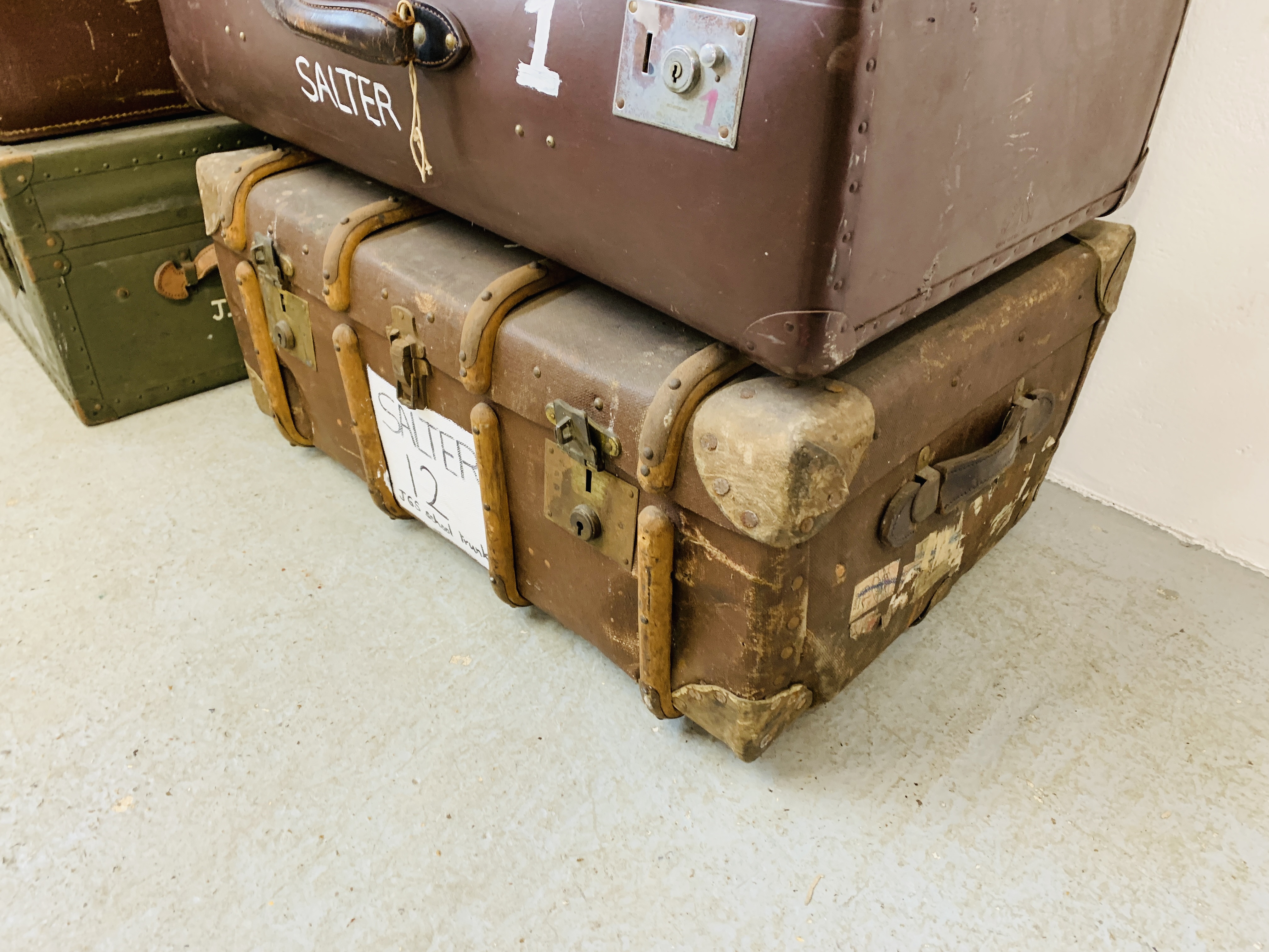 SIX VARIOUS VINTAGE TRAVEL TRUNKS / LUGGAGE BAGS TO INCLUDE MILLER MANUFACTURING METAL BOUND - Image 4 of 7