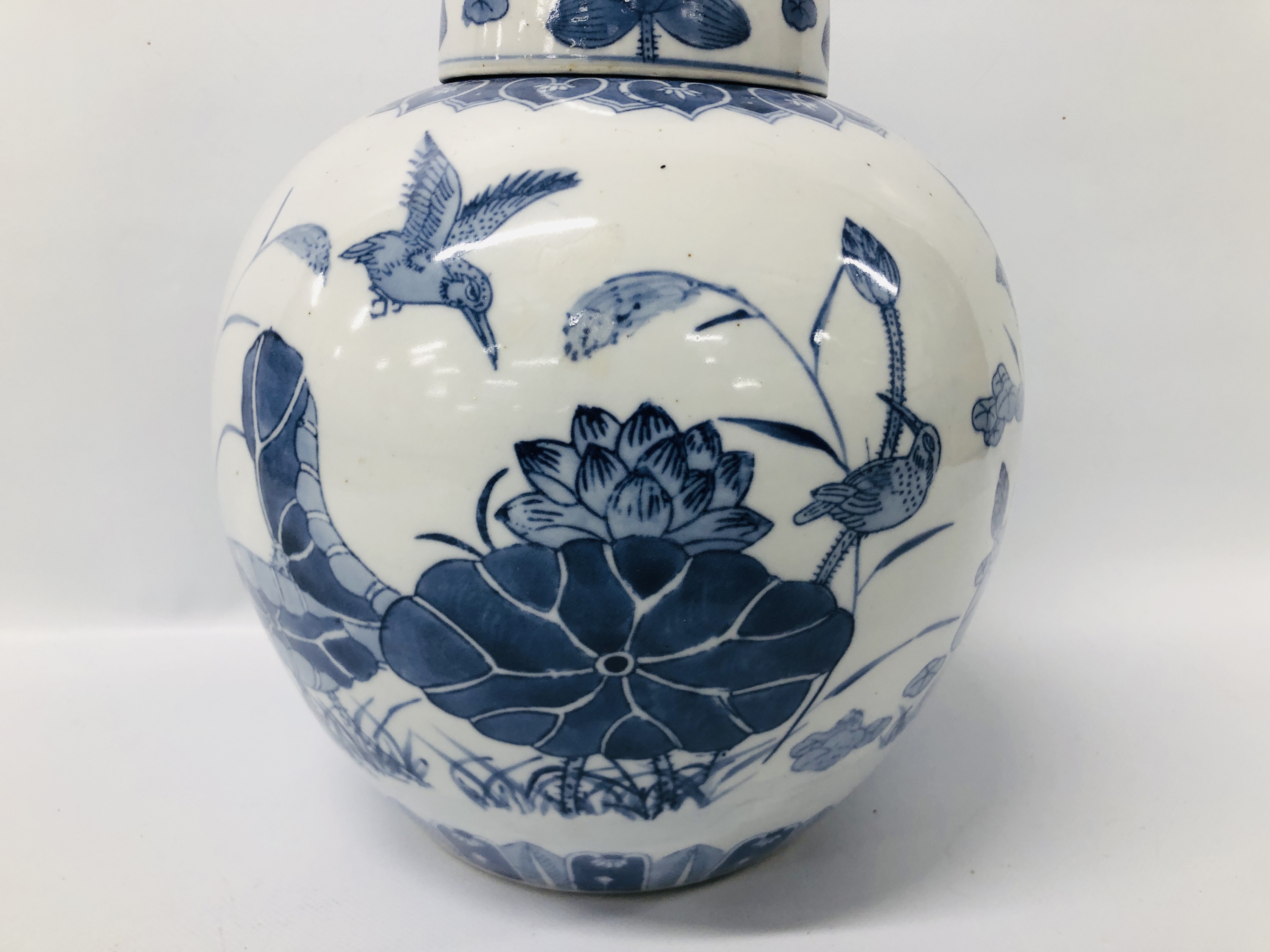 LARGE BLUE AND WHITE ORIENTAL LIDDED GINGER JAR. - Image 3 of 8