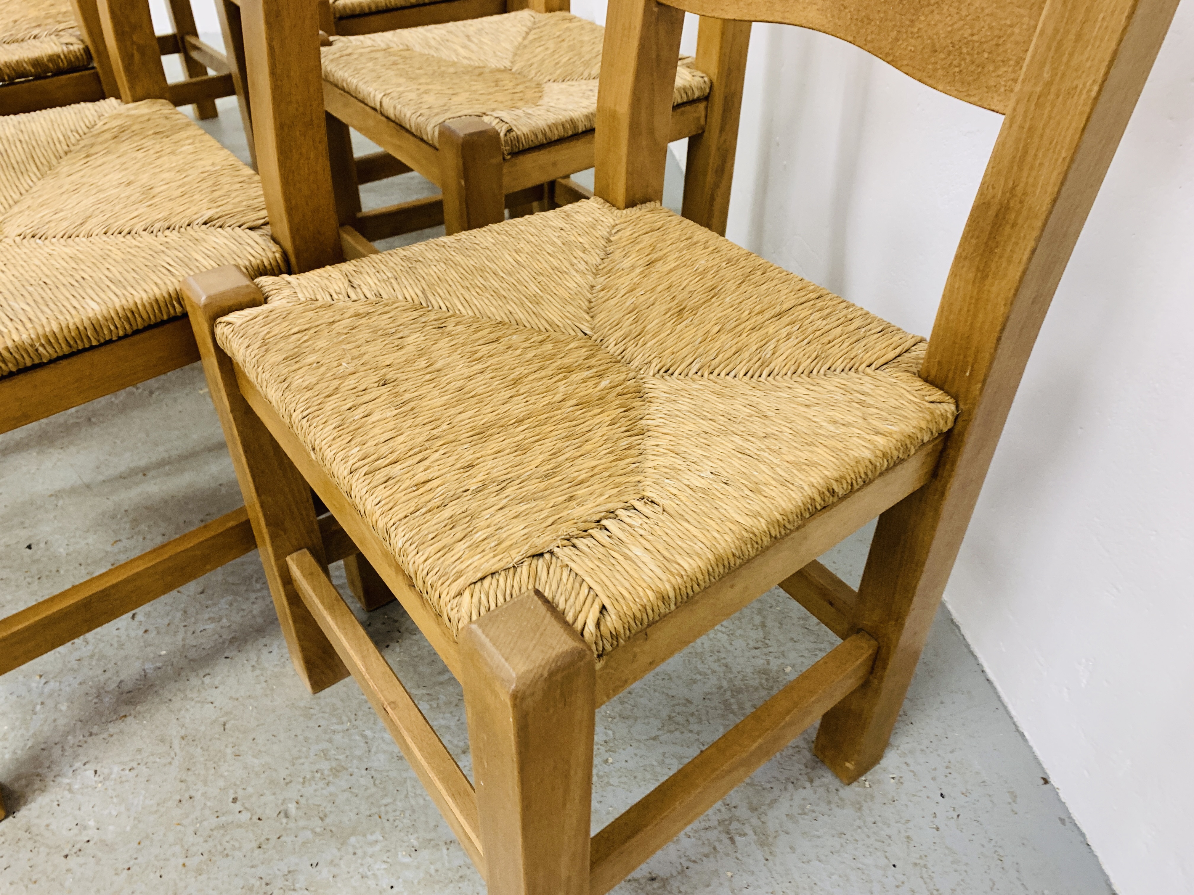 A SET OF SIX HEAVY QUALITY COUNTRY DINING CHAIRS WITH RUSH SEATS (4 SIDE, - Image 7 of 14