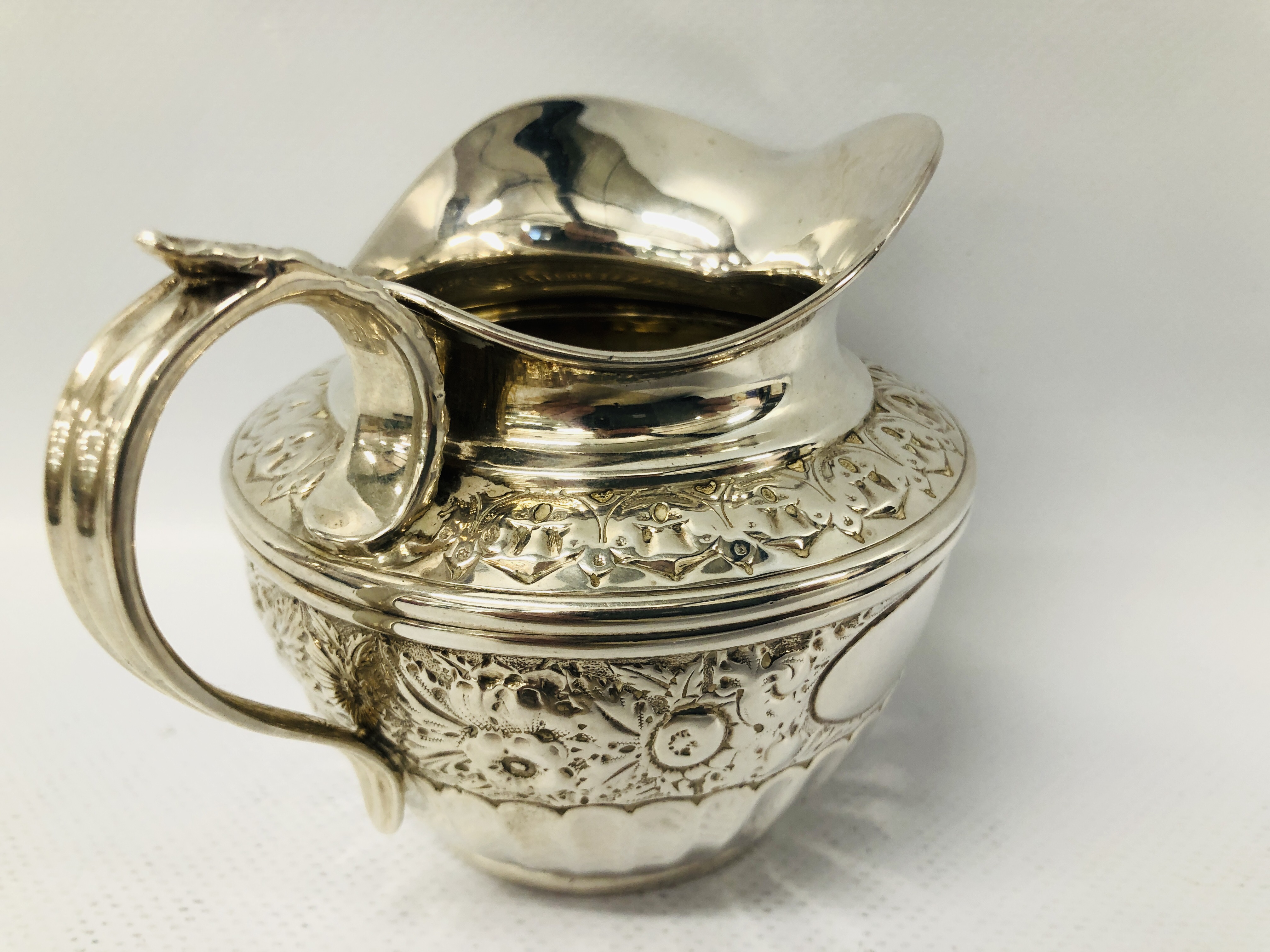 A VICTORIAN SILVER CREAM JUG, LONDON 1893, SIBRAY HALL & COMPANY - H 8CM. - Image 10 of 21